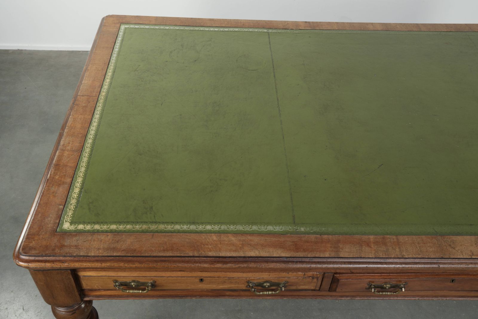 Antiek Engels schrijfbureau, partnerbureau op wielen met 6 lades en groen lederen blad, 19e eeuw photo buy