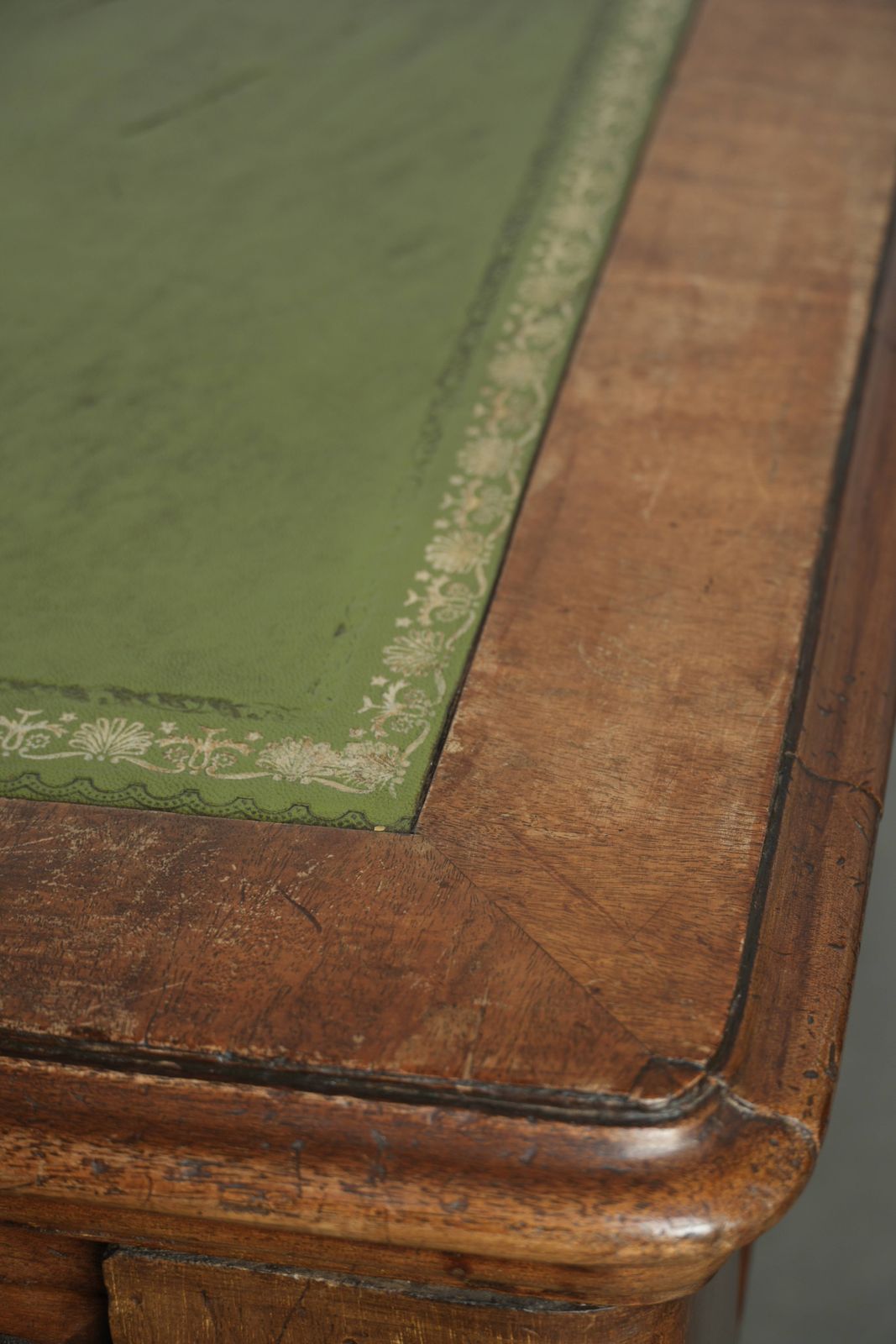 photo furniture Beautiful Original Antique English Writing Desk/Partner Desk On Wheels With 6 Drawers And A Green Leather Top From The 19th Century