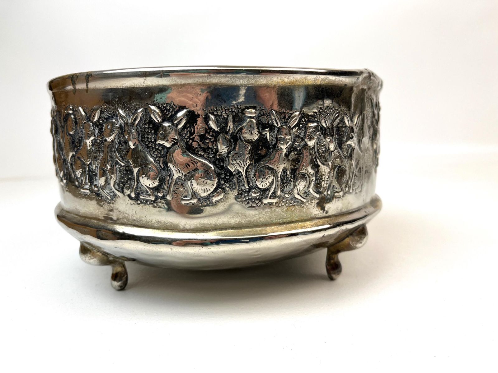 Coupe de milieu de table d'époque en métal argenté, lapins en relief, Allemagne, vers 1880 photo furniture