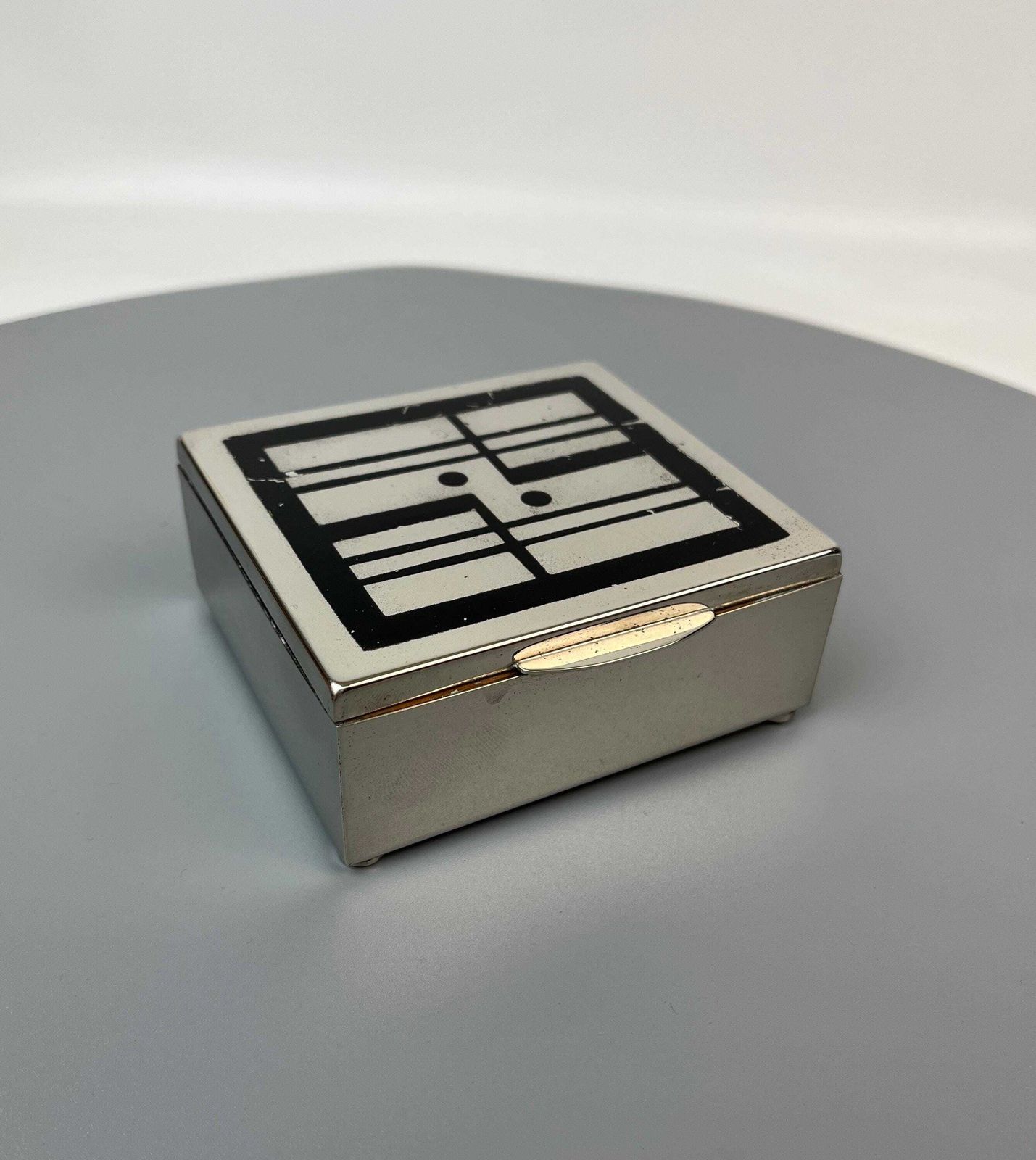 Zeldzaam klein cubistisch suprematistisch geëmailleerd Bauhaus art deco sieradendoosje Duitsland 1925 photo furniture