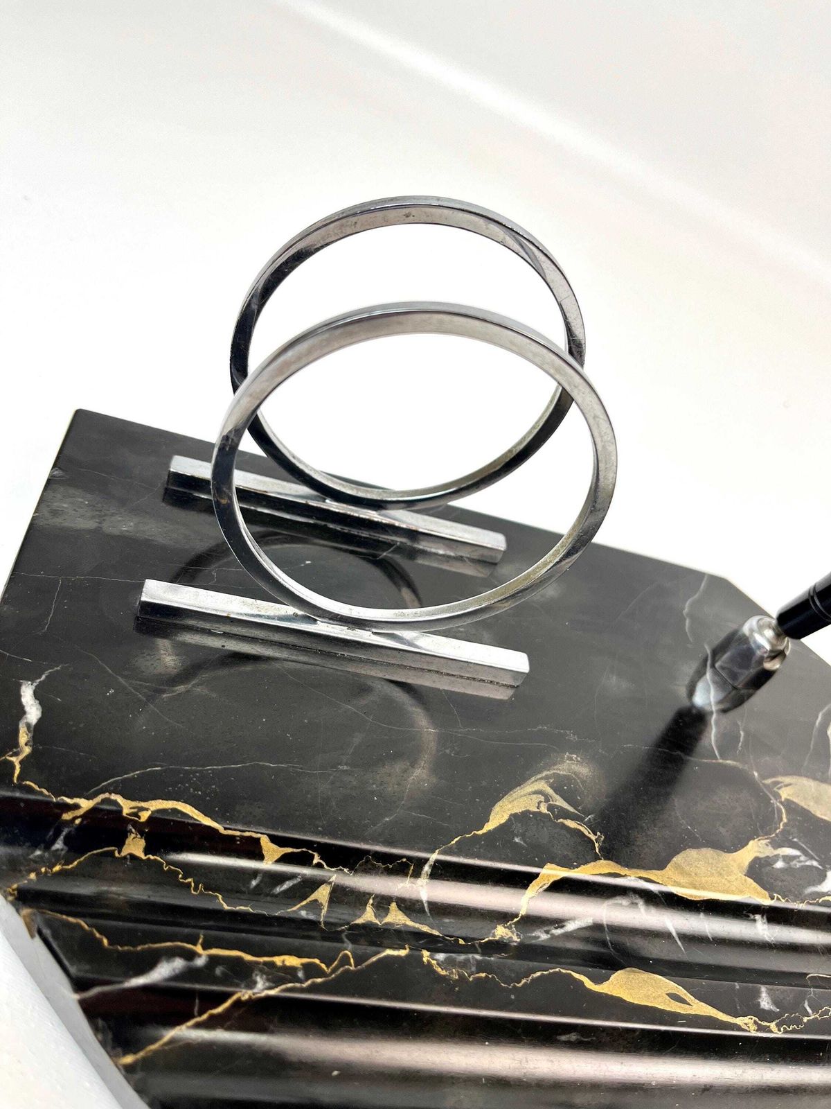 Zeldzame Bauhaus Art Deco brievenhouder bureauorganizer pennenhouder chroom op Portorro marmer 1925 photo Woonaccessoires
