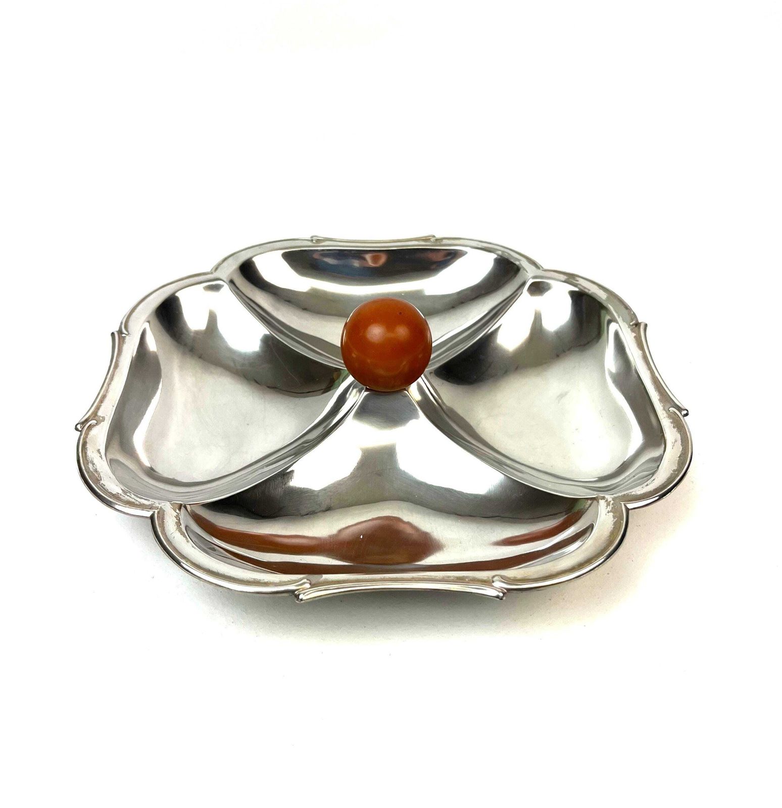 Coupe de table Art déco Bauhaus en métal argenté à bouton en bakélite, par Hoka