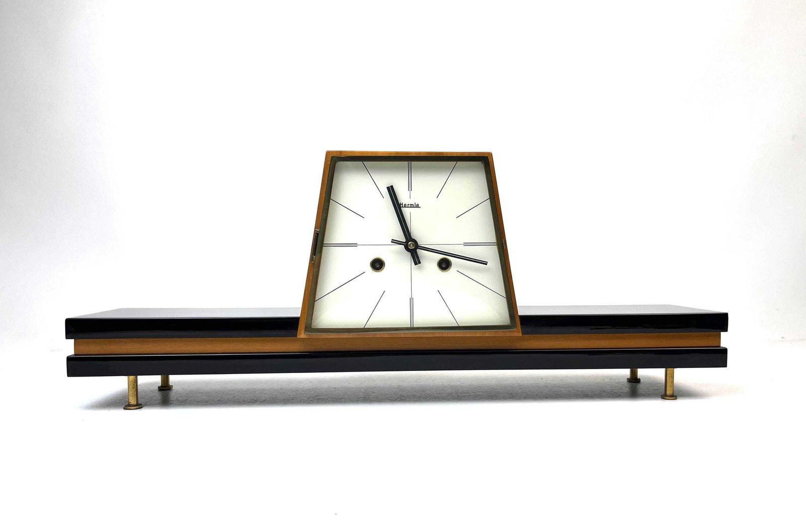 Zeer zeldzame grote Hermle mid-century teakhouten minimalistische schoorsteen- en bureauklok photo furniture