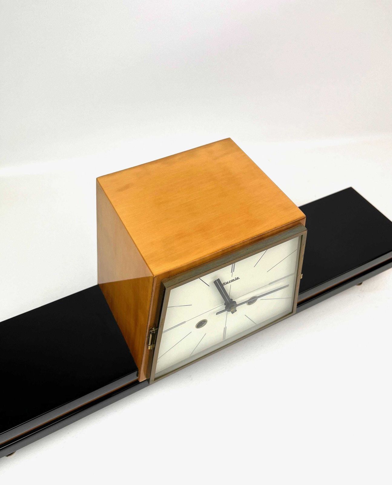 Zeer zeldzame grote Hermle mid-century teakhouten minimalistische schoorsteen- en bureauklok photo for sale
