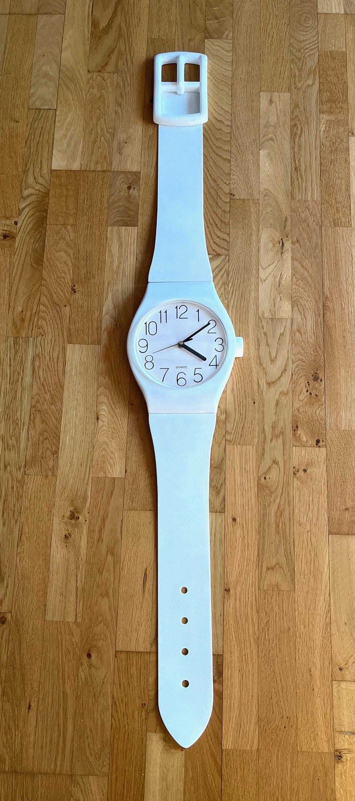 Zeldzame postmoderne jaren 80 witte xl Memphis wandklok in polshorloge-vorm photo furniture