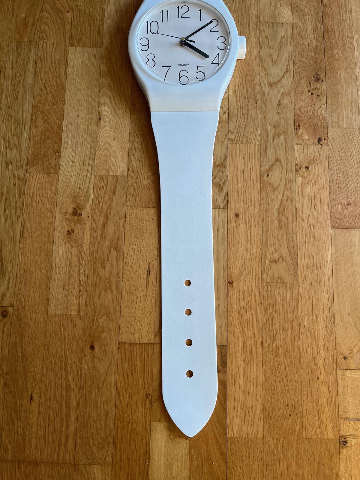 Zeldzame postmoderne jaren 80 witte xl Memphis wandklok in polshorloge-vorm photo for sale