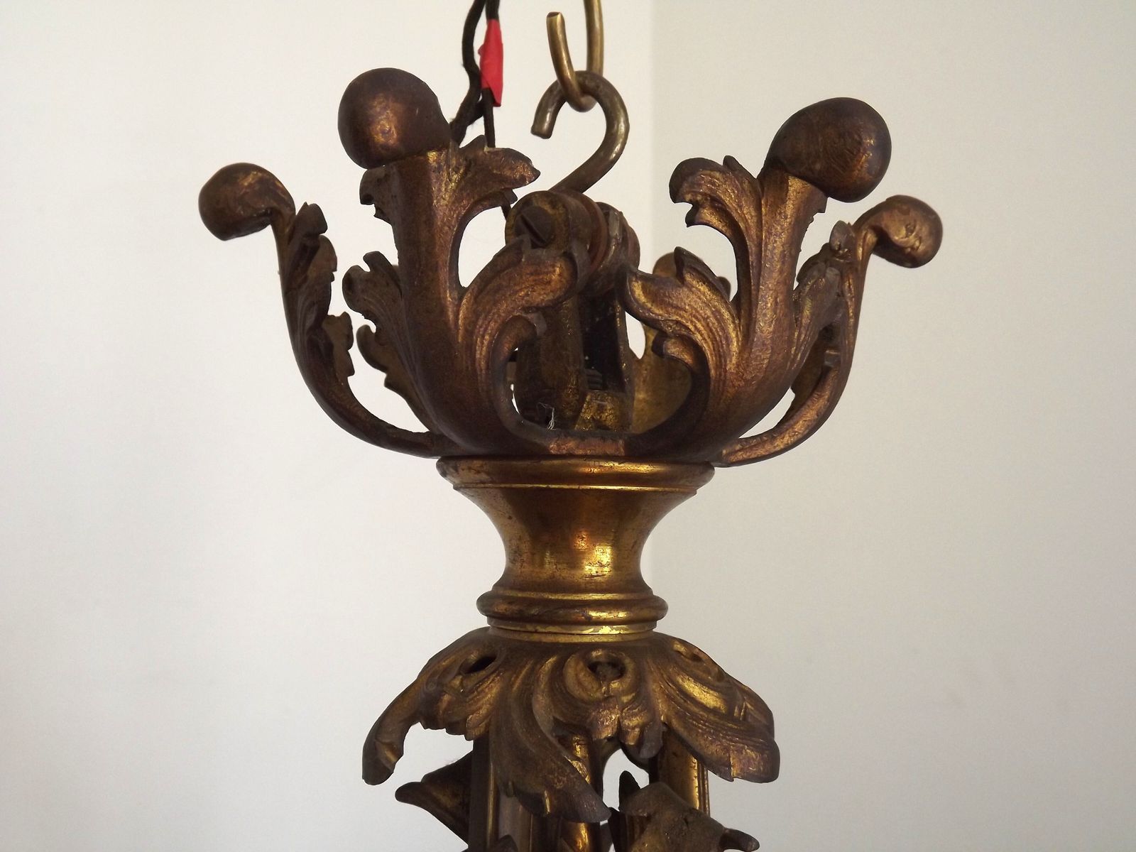 4-lichts Franse Art Nouveau Verguld Bronzen Kroonluchter Roze en Helder Glazen Bloemkappen photo Verlichting