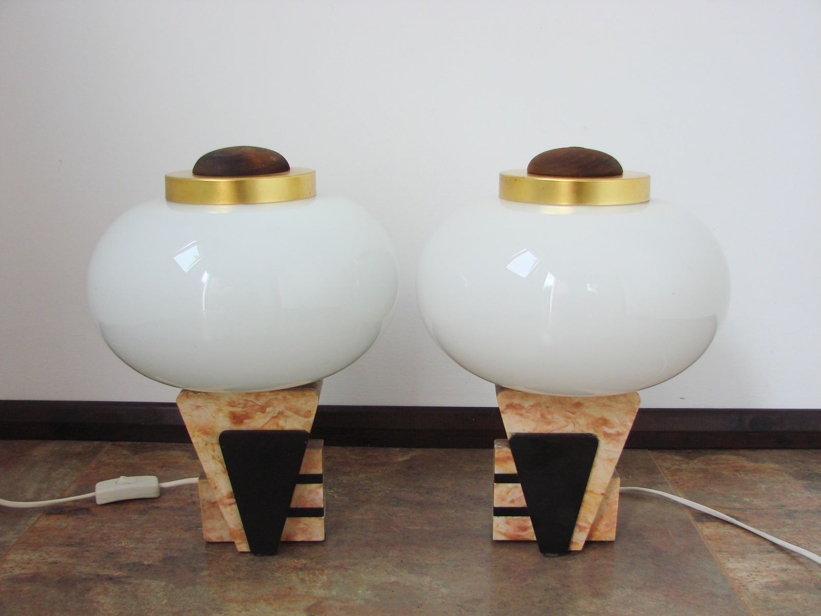 photo furniture Een paar art deco stijl tafellampen, jaren 1950