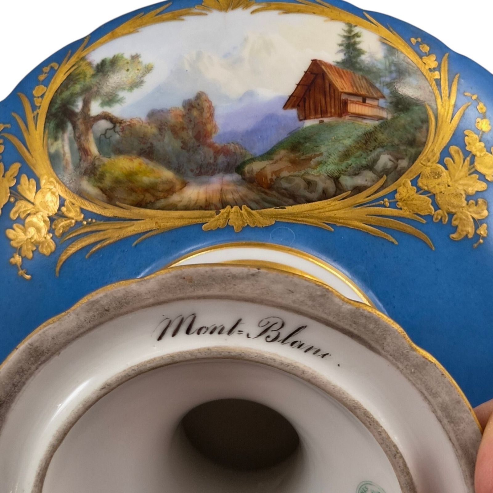 photo furniture Unieke Sèvres blauwe porseleinen tazza op voetstuk met gezichten op Montlhéry en Mont Blanc, 1835