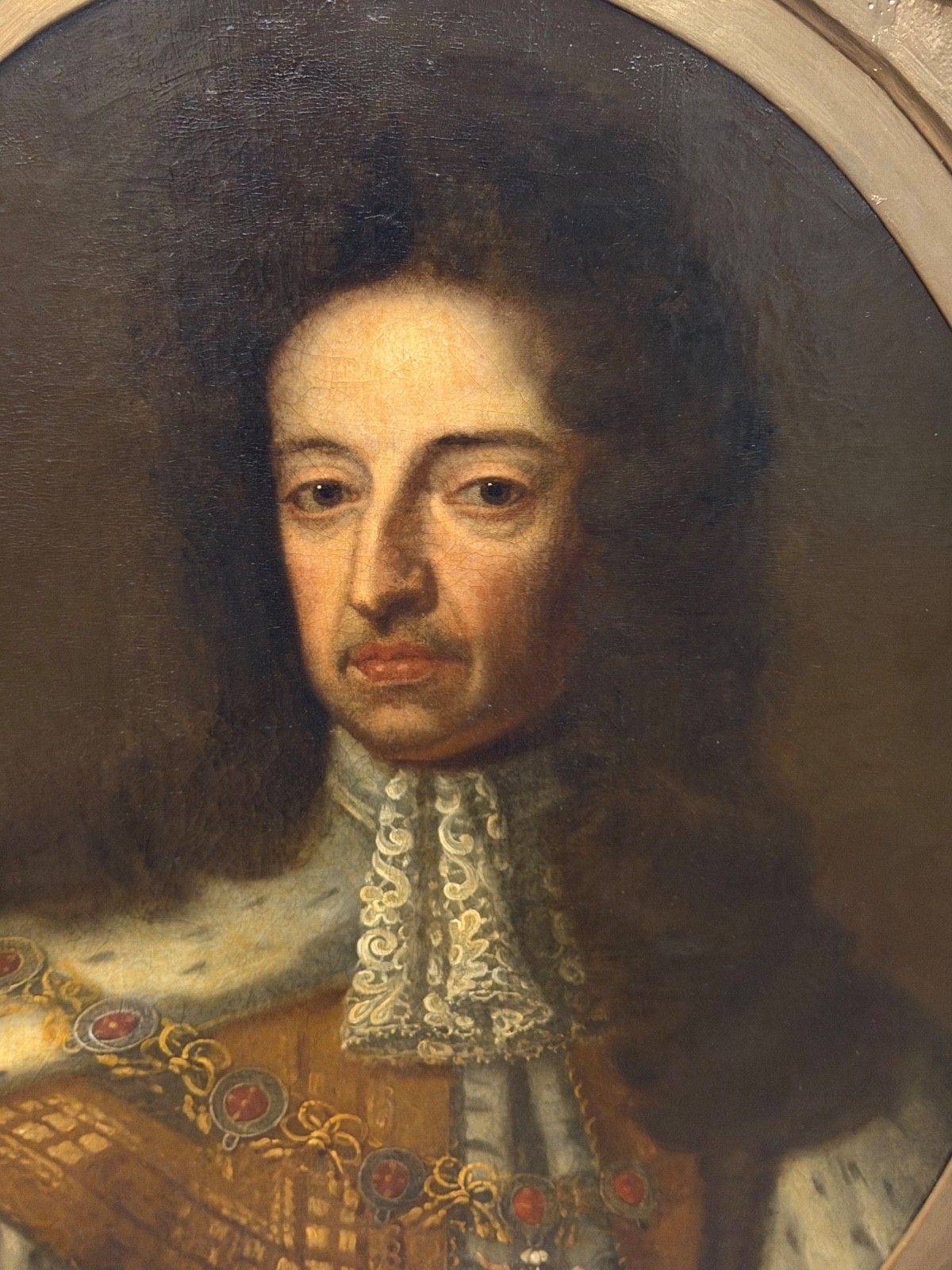 Groot 18e-eeuws olieverfportret van de koninklijke koning Willem III in koninklijke gewaden, de Orde van de Kouseband dragend, naar Godfrey Kneller photo furniture
