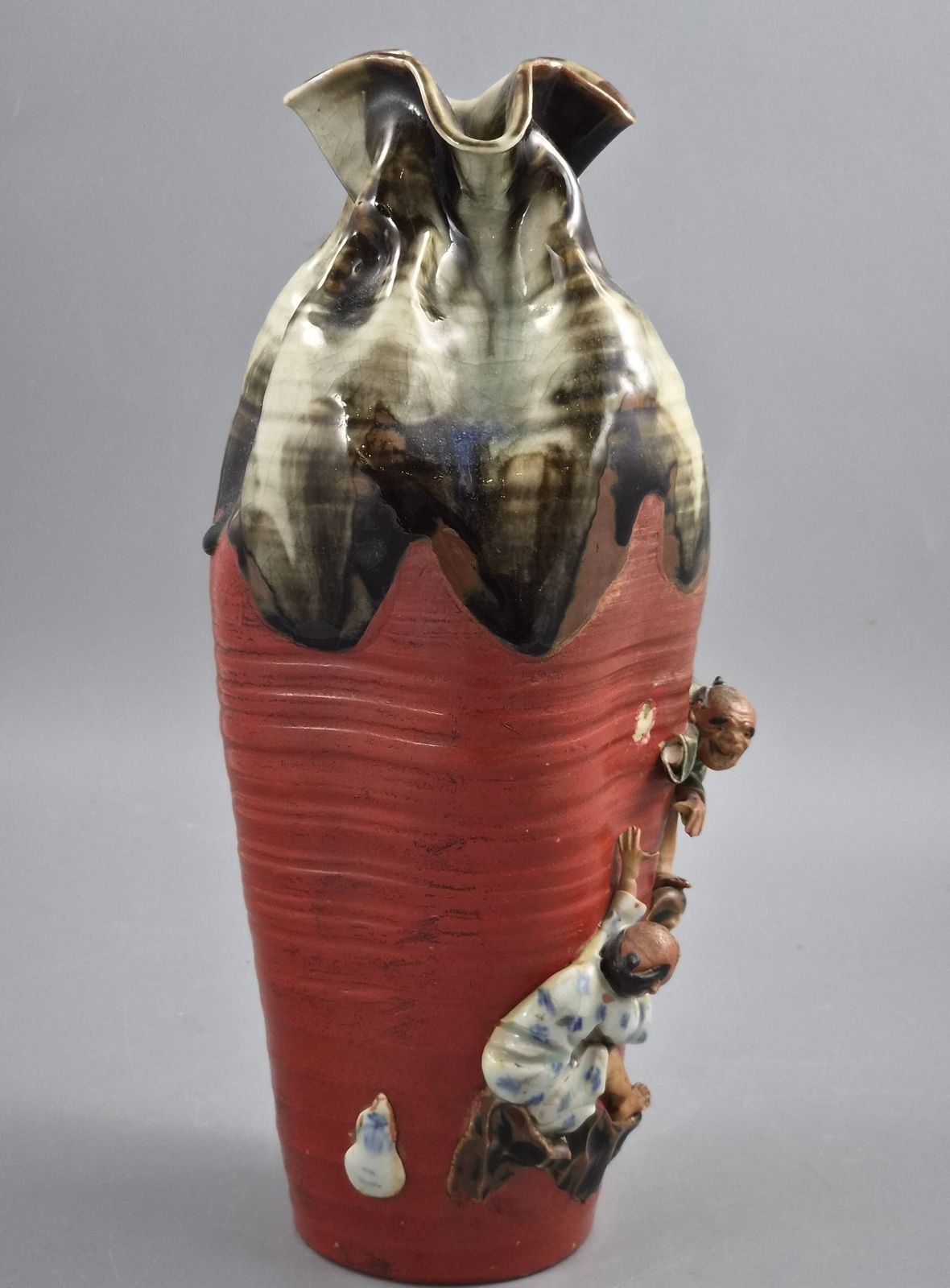 Tall Japanese Sumida Gawa Vase By Inoue Ryōsai, Climbing Figures On Red Ground, Meiji–Taishō C.1900 photo 500.0