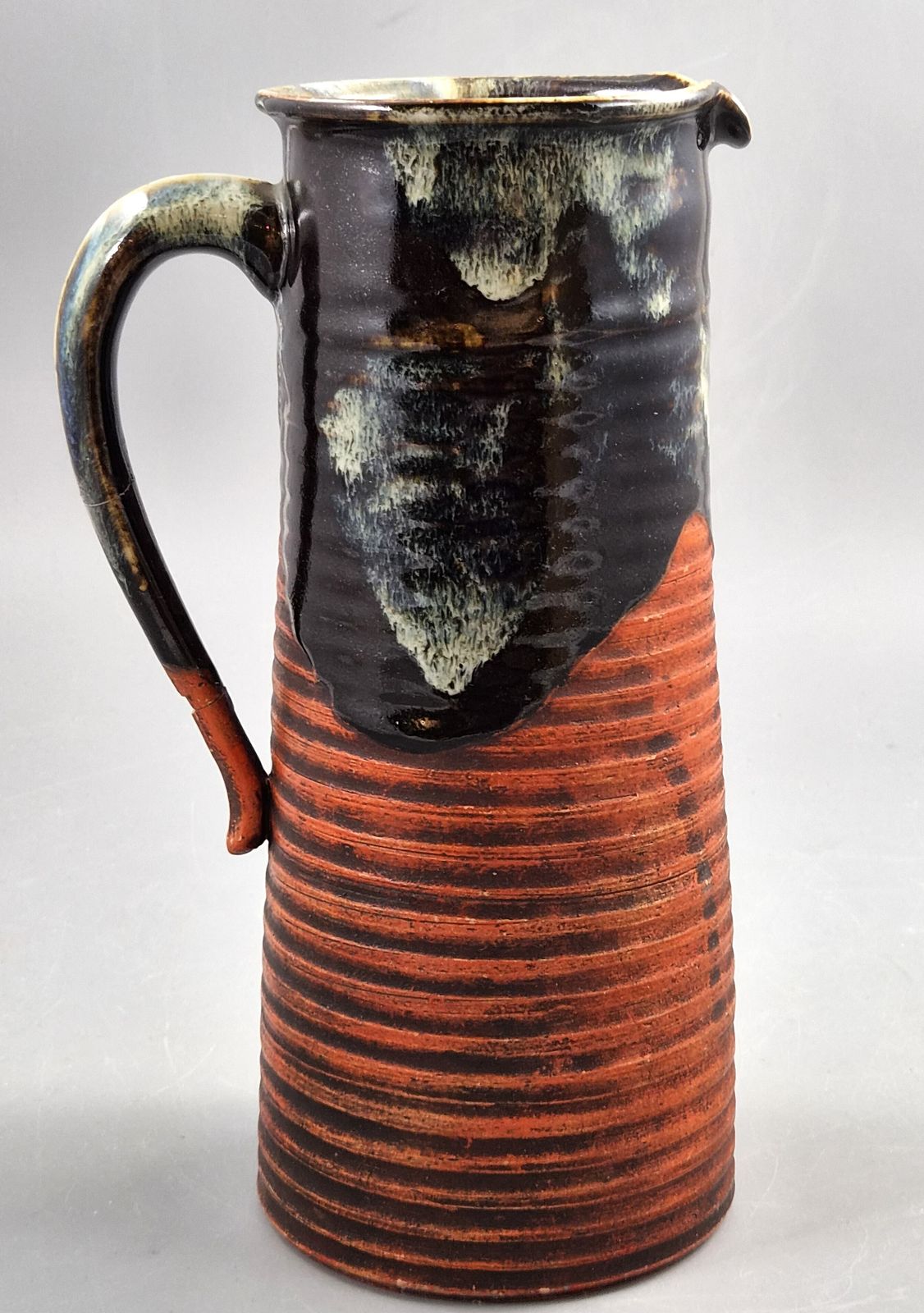 Japanse Sumida Gawa-kan, sake-schenktafereel met twee figuren, Meiji-Taishō ca. 1900 photo Woonaccessoires