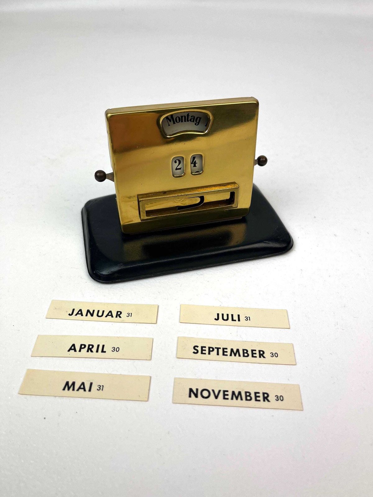 Calendrier de bureau perpétuel Bauhaus Art déco en métal doré, par Jakob Maul photo vinterior