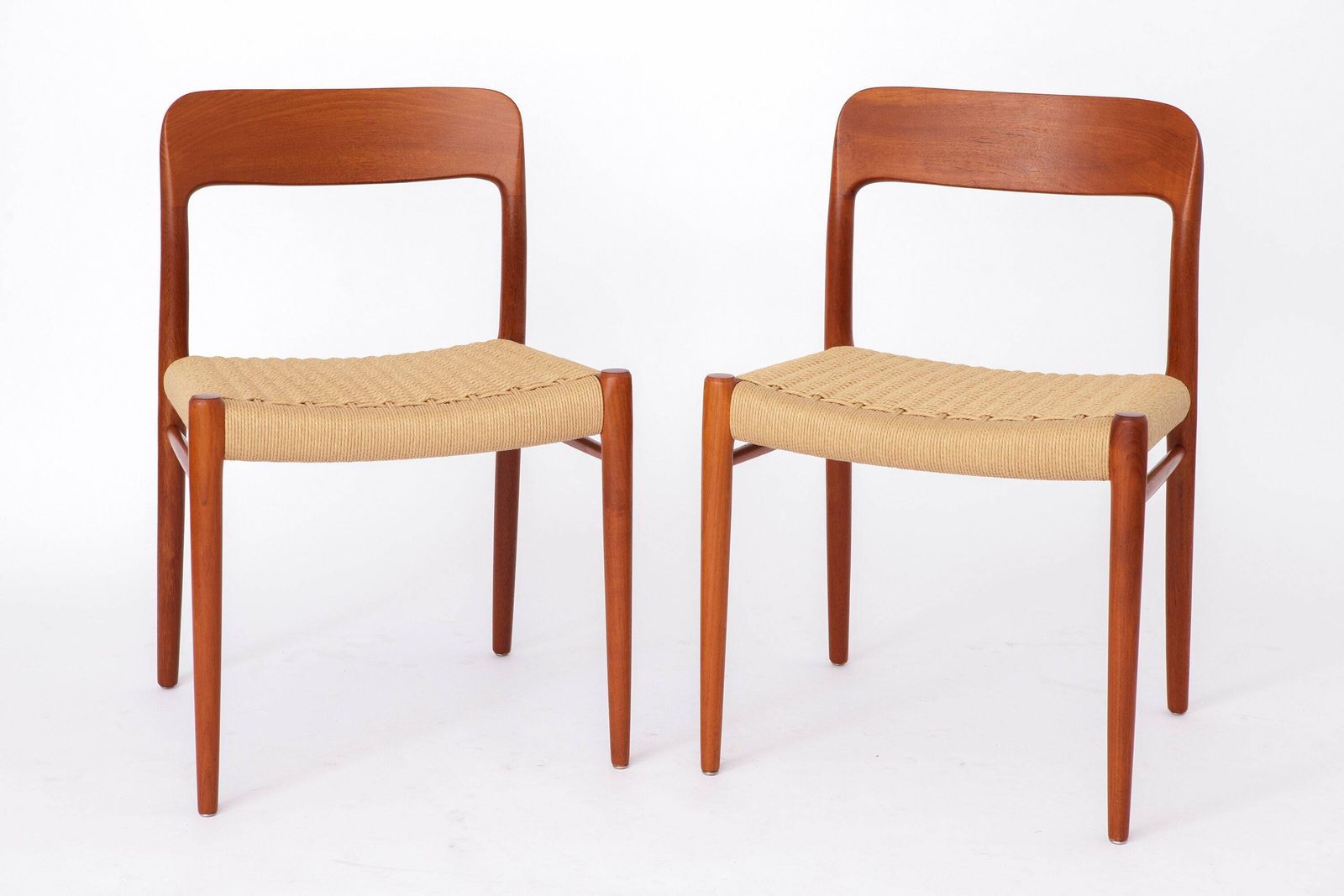 Grote set van 8 Niels Otto Møller teakhouten eetkamerstoelen, Model 75 (ca. jaren 1950), Deense papercord zittingen photo vinterior