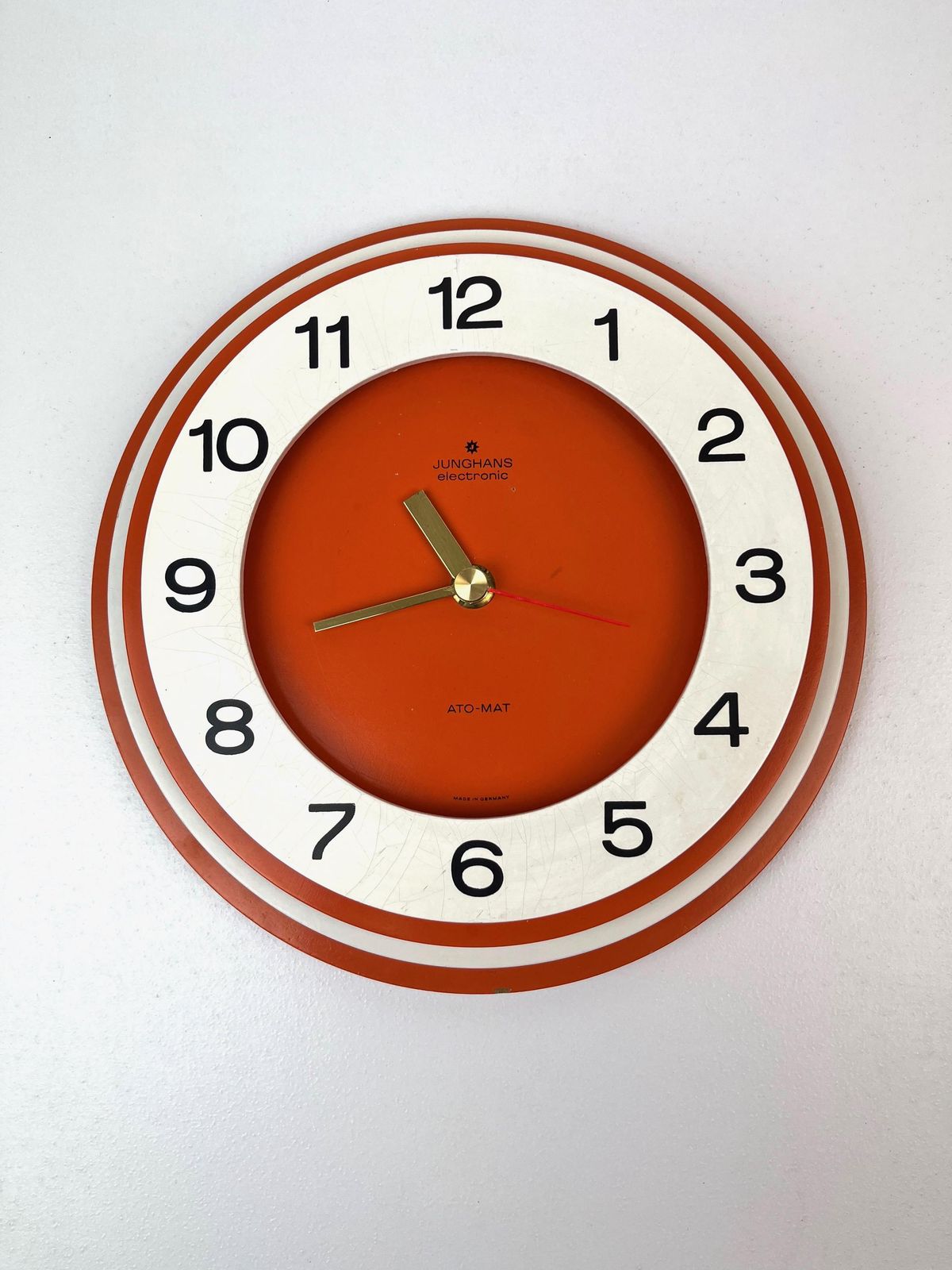 Horloge murale mid-century Pop Art Space Age orange et blanche, par Junghans Ato Mat, années 1970