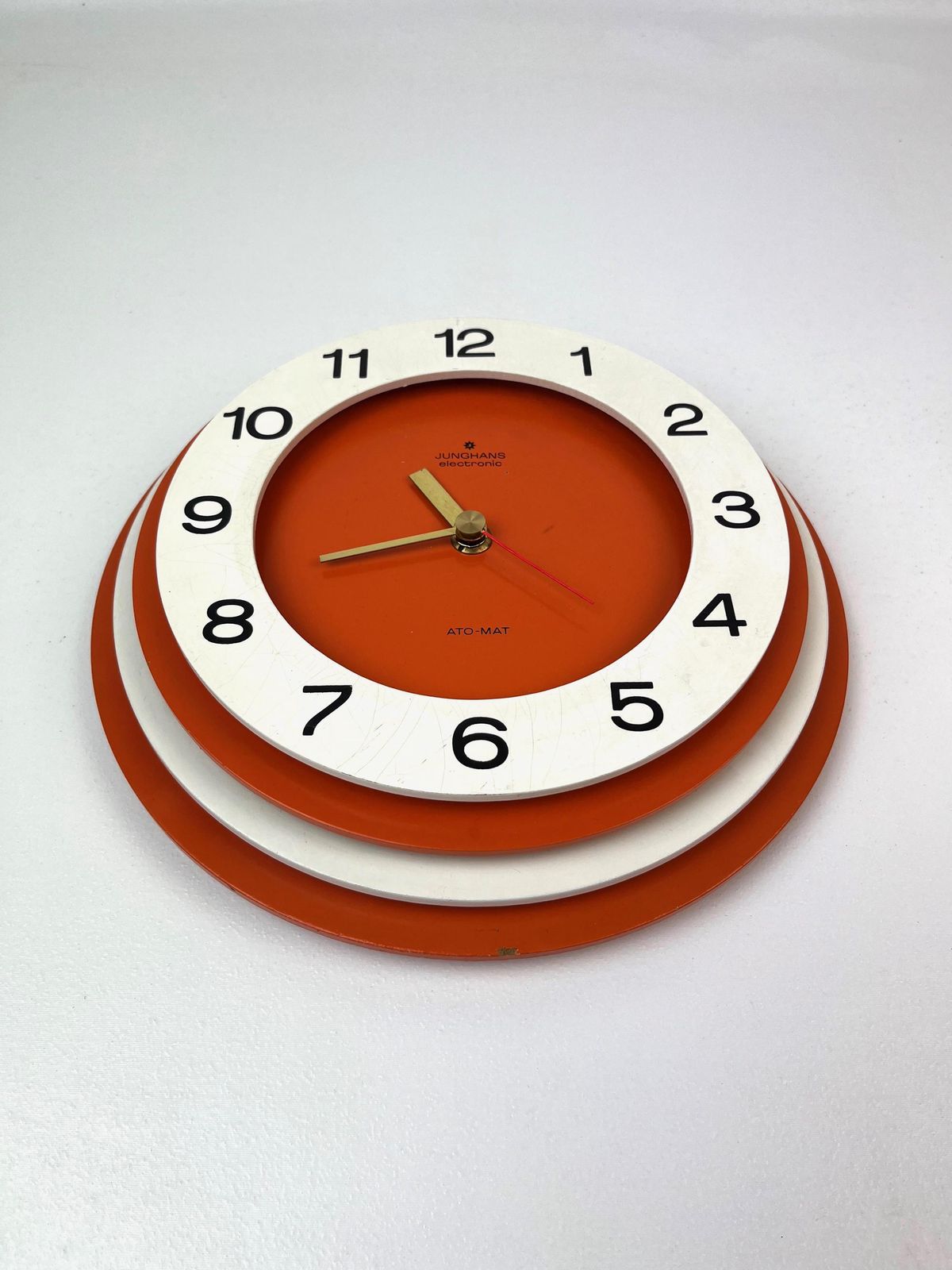 Horloge murale mid-century Pop Art Space Age orange et blanche, par Junghans Ato Mat, années 1970 photo furniture