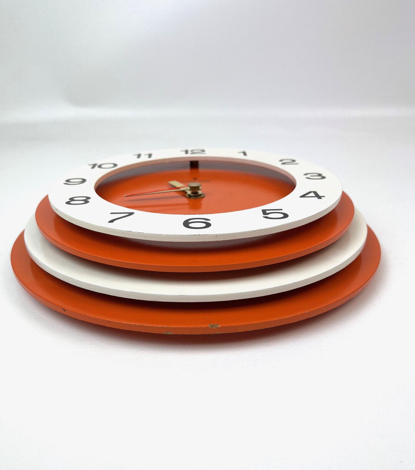 Horloge murale mid-century Pop Art Space Age orange et blanche, par Junghans Ato Mat, années 1970 photo Décoration