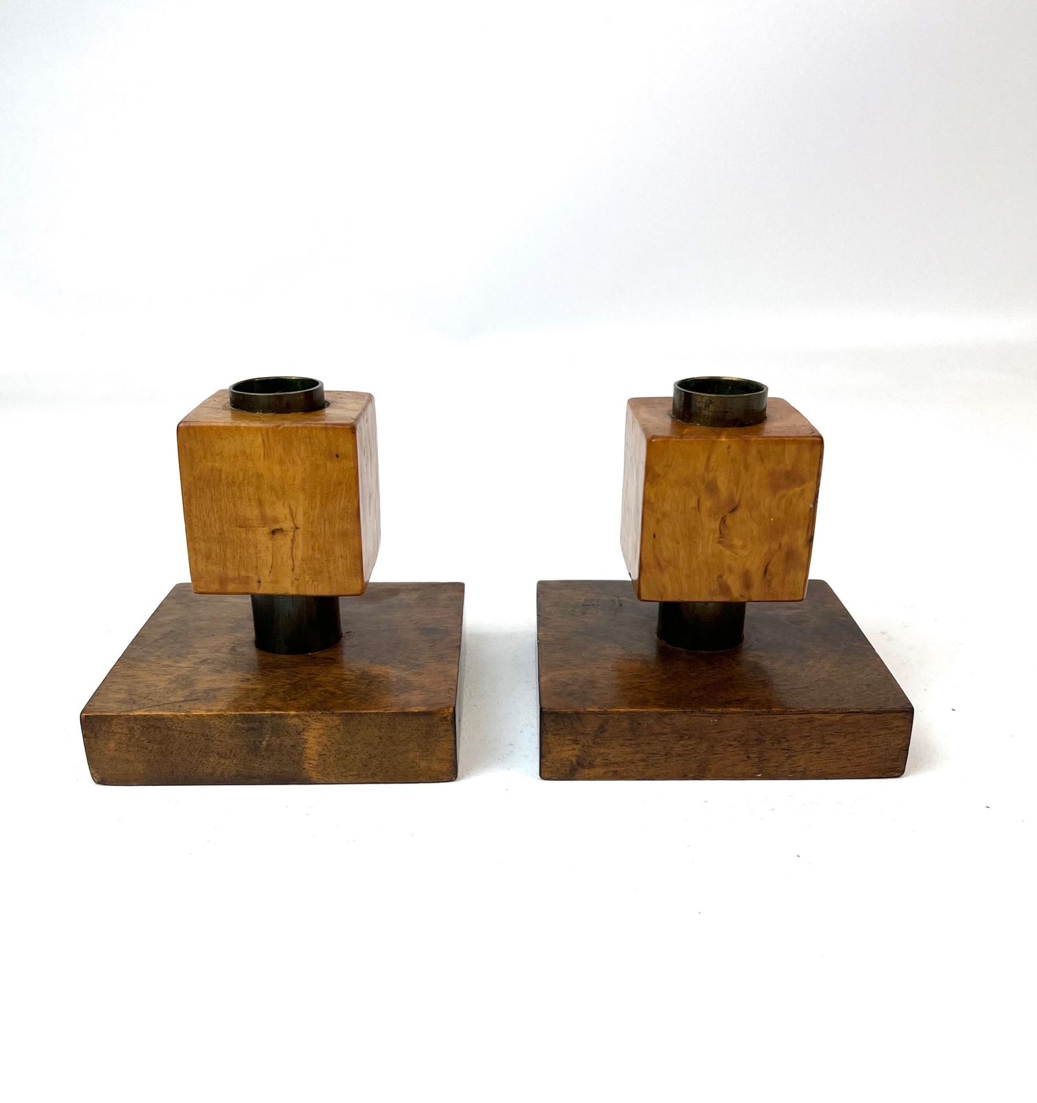 Paire de bougeoirs allemands cubistes avant-gardistes Bauhaus Art déco en bois et laiton, vers 1925