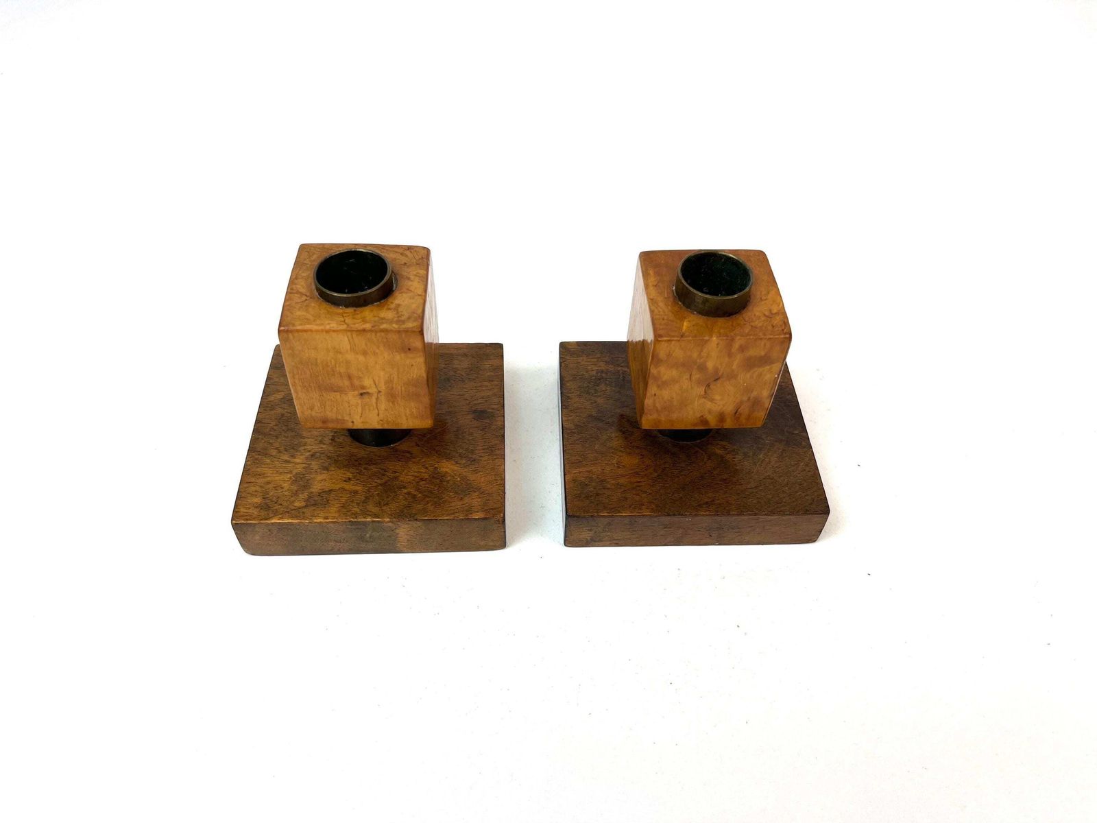 Zeldzaam paar Duitse kubistische avant-garde Bauhaus kandelaars, art deco, hout en messing, ca. 1925 photo for sale