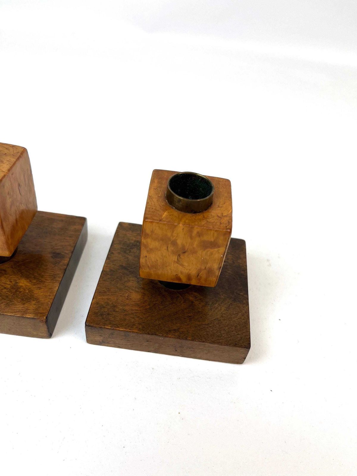 Paire de bougeoirs allemands cubistes avant-gardistes Bauhaus Art déco en bois et laiton, vers 1925 photo 371.0