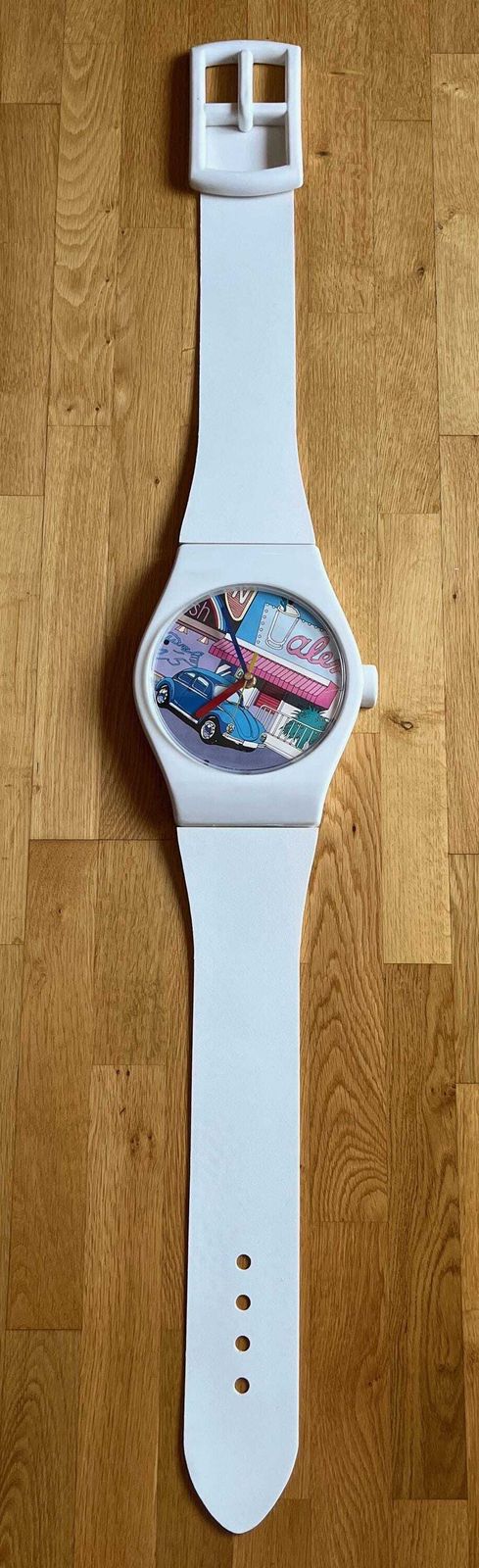 Zeldzame postmodern jaren '80 XL Memphis Pop Art wandklok, Kever auto in polshorloge vorm photo furniture