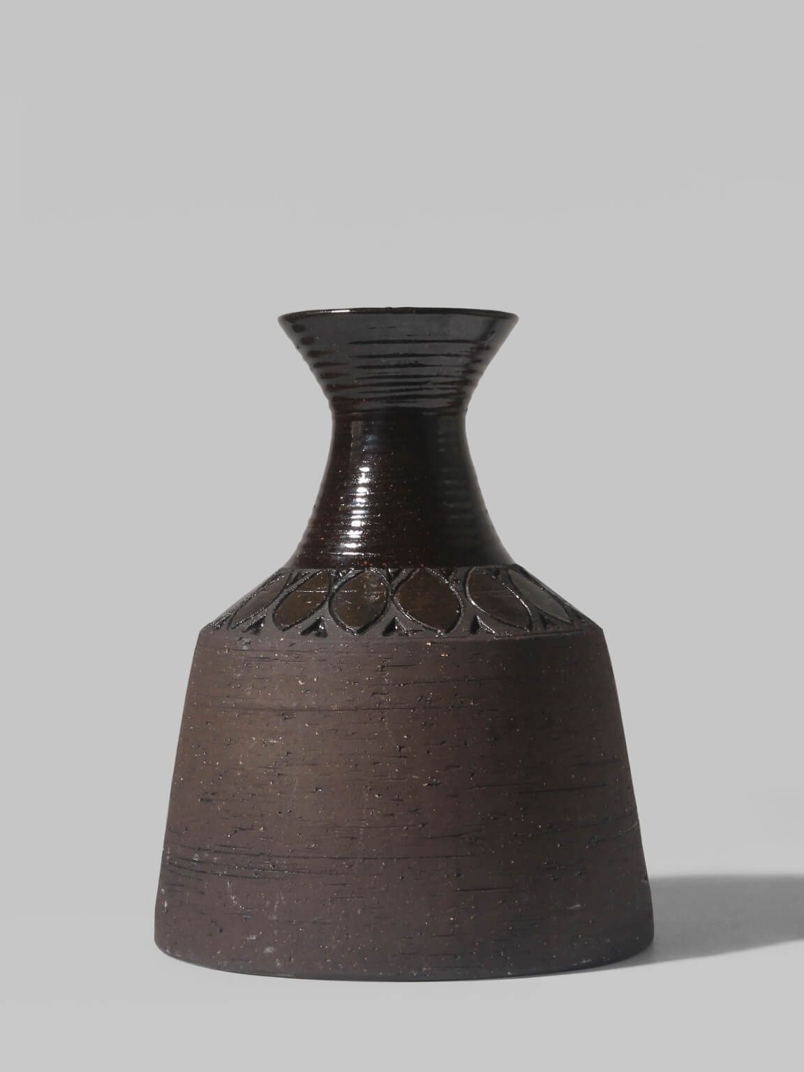 Mid-Century Etnische Bruine Keramieken Vaas, Gesigneerd