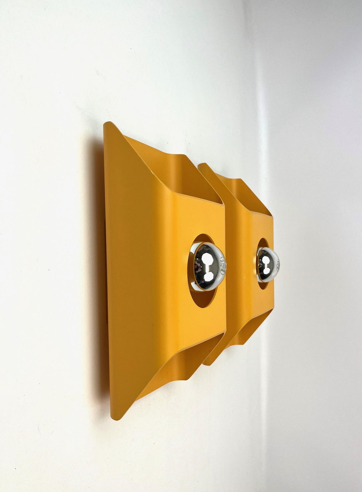 Paire d'appliques murales cubistes mid-century Space Age jaune moutarde, par Klaus Hempel pour Kaiser photo for sale