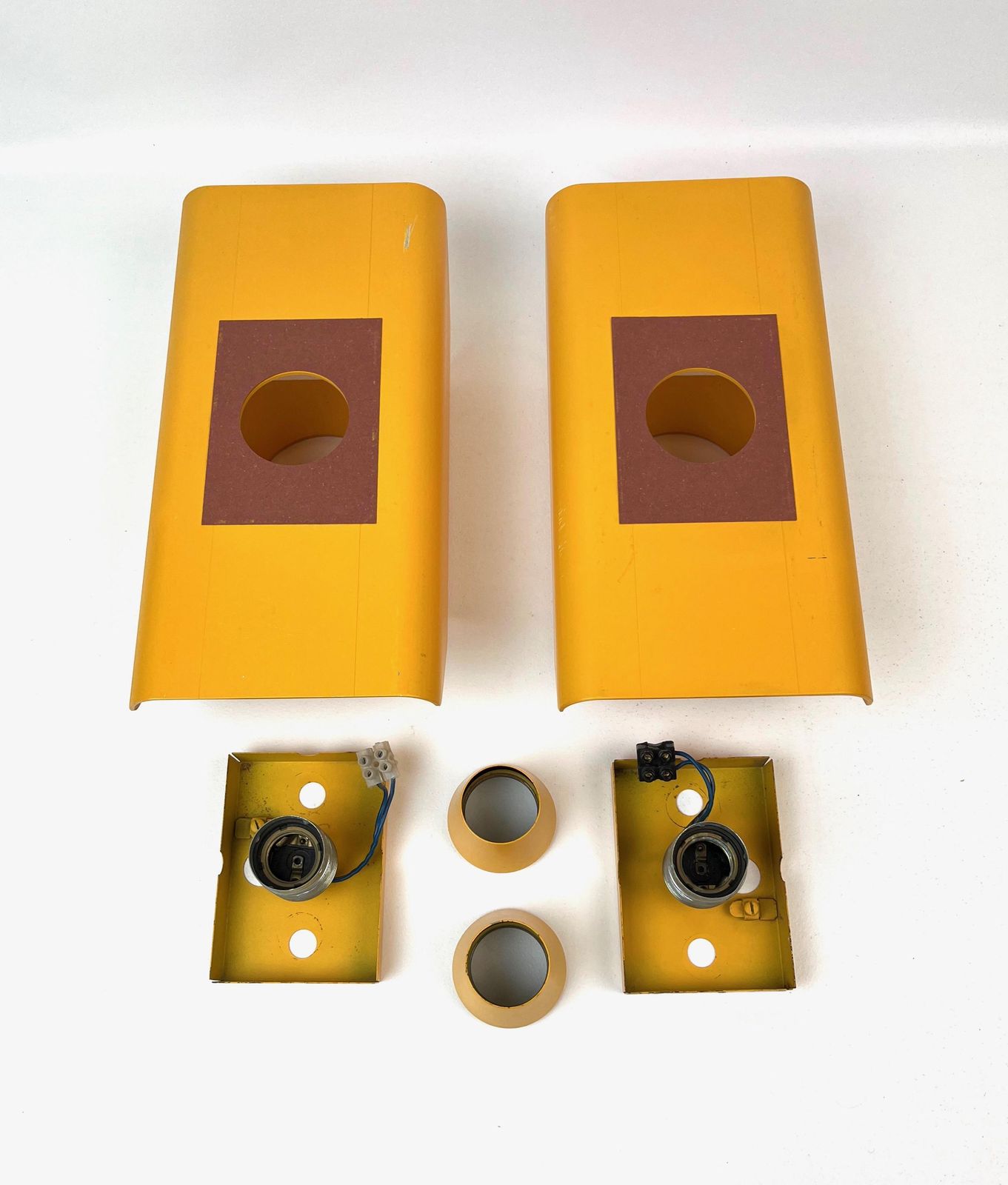 Luminaires Paire d'appliques murales cubistes mid-century Space Age jaune moutarde, par Klaus Hempel pour Kaiser photo