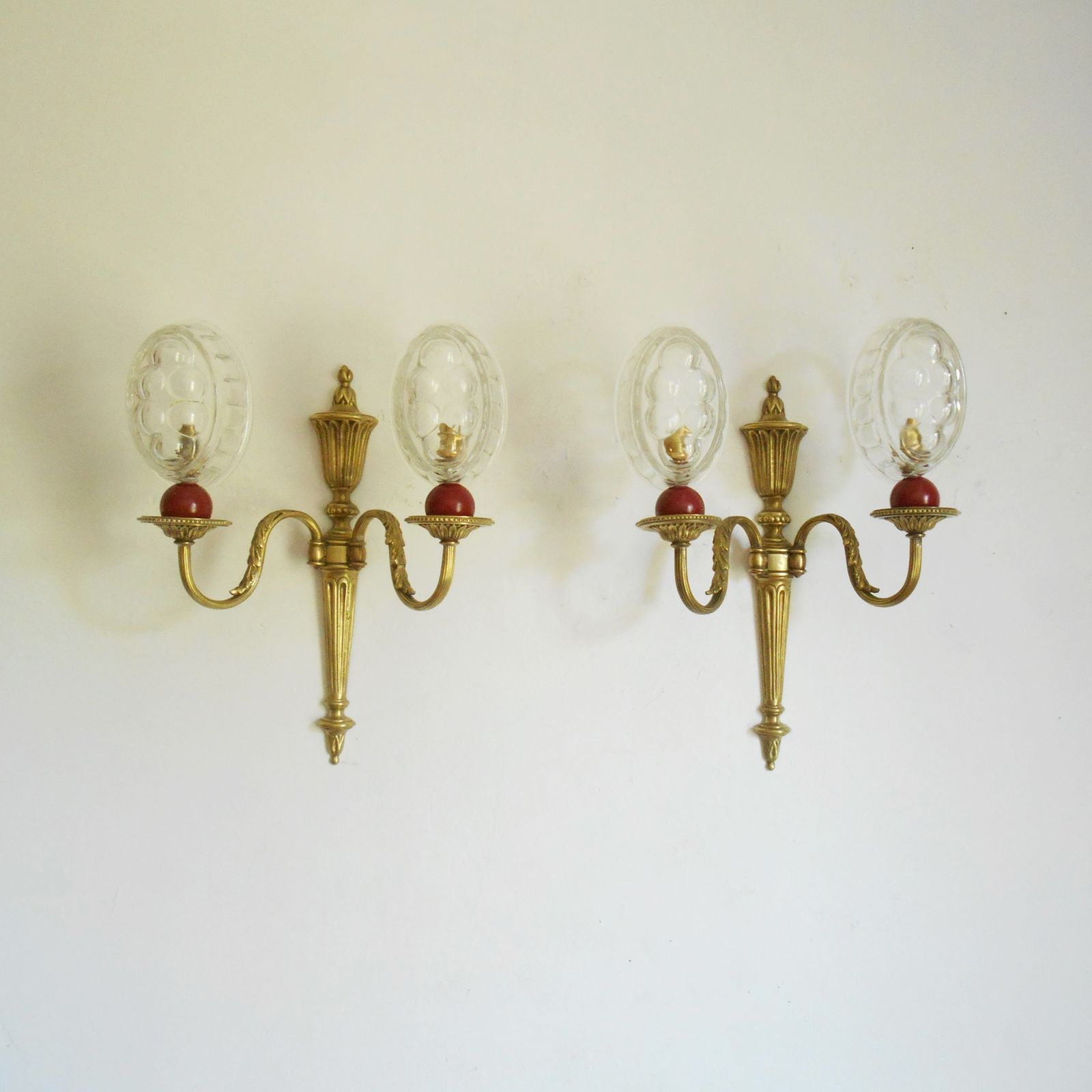 Paar Franse antieke wandlampen van massief messing met dubbele arm en glazen puddingvormschaduwen photo furniture