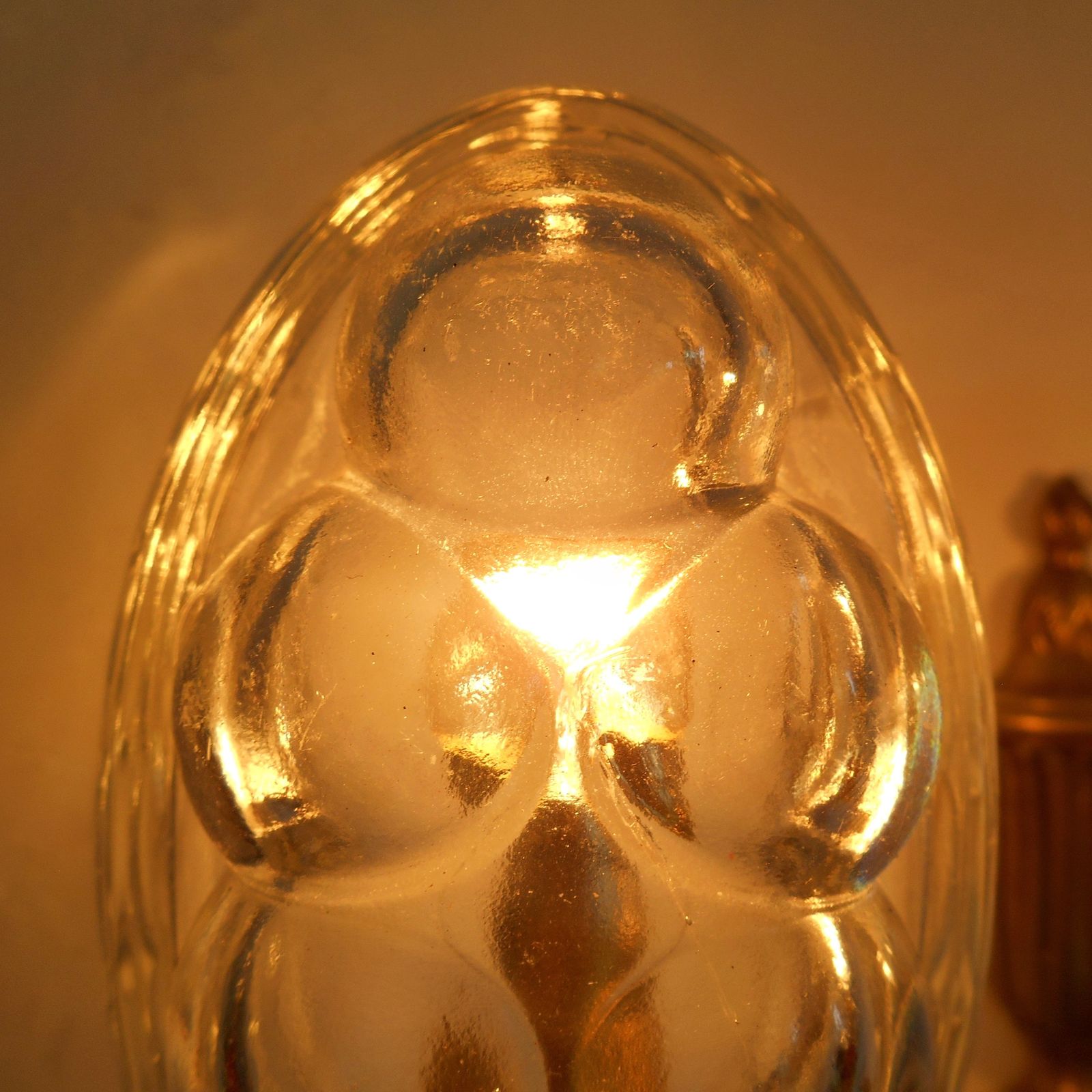 Verlichting Paar Franse antieke wandlampen van massief messing met dubbele arm en glazen puddingvormschaduwen photo