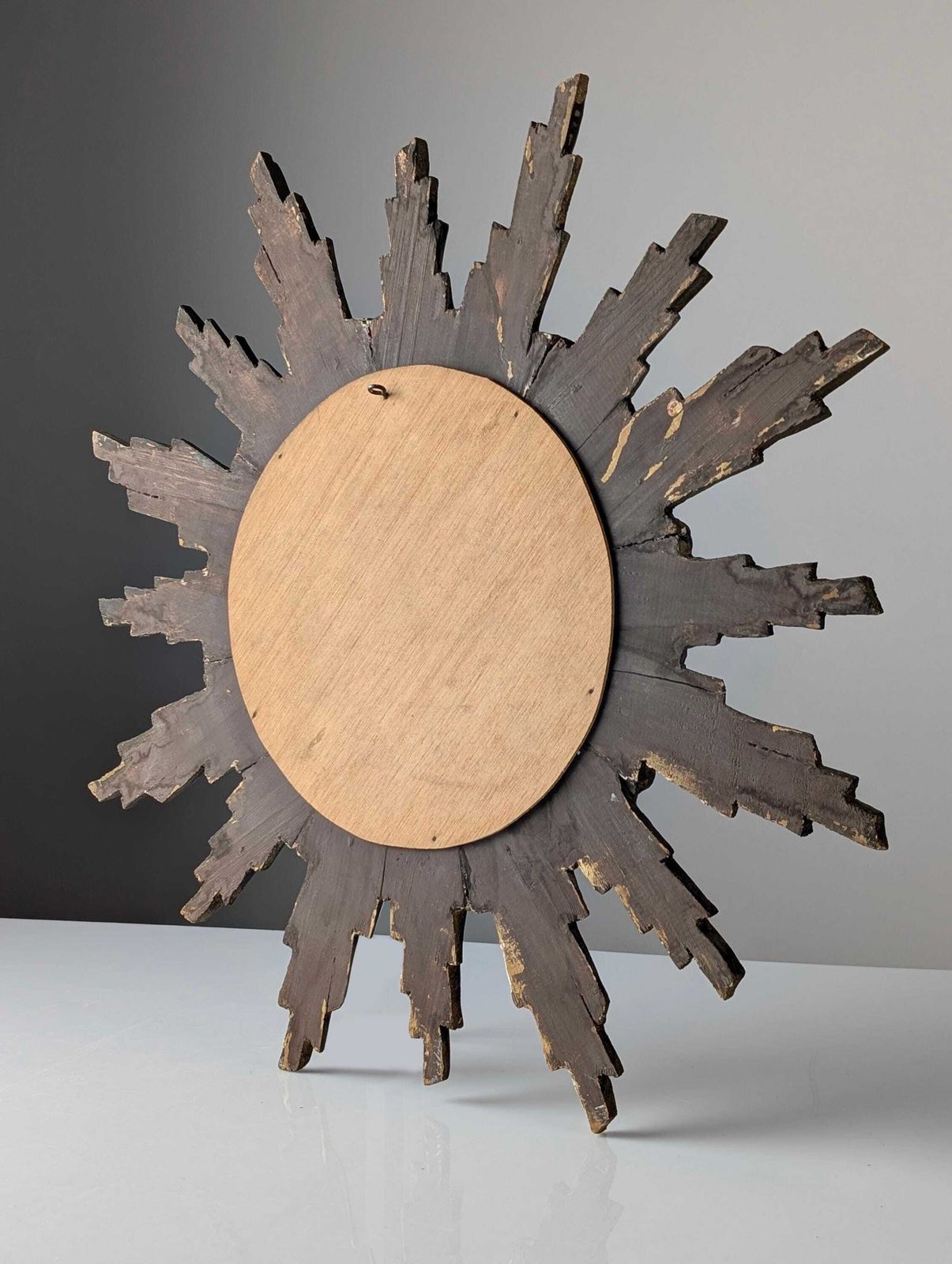 Miroir mural convexe en bois doré sculpté à décor de soleil, années 1950 photo vinterior