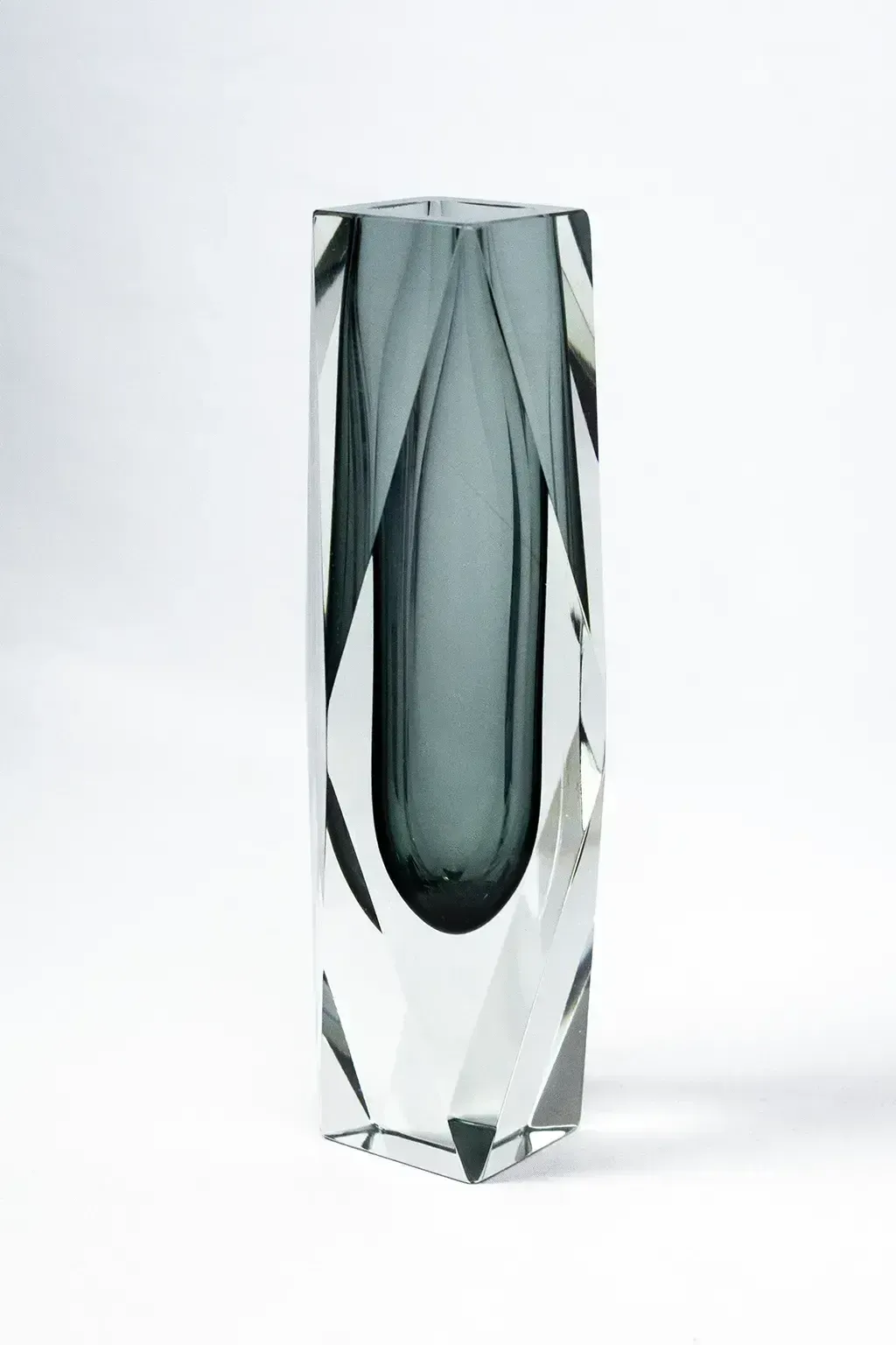 Gefacetteerde Sommerso-vaas, kleurloos en grijsblauw Murano-glas - in de stijl van Flavio Poli photo Woonaccessoires