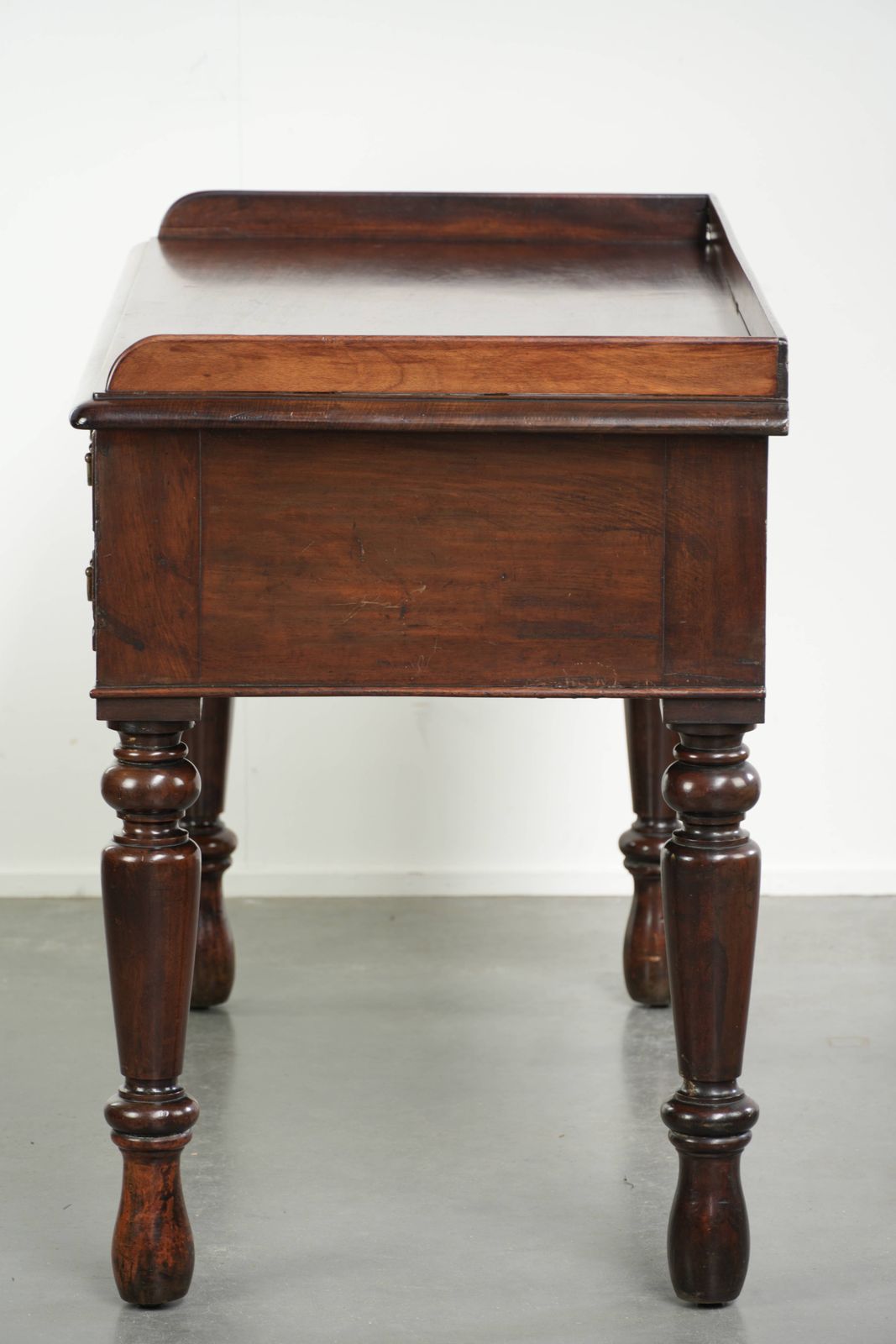 Elegante en praktische antieke Engelse bureau/schrijftafel/bijzettafel uit het midden van de 19e eeuw photo vinterior