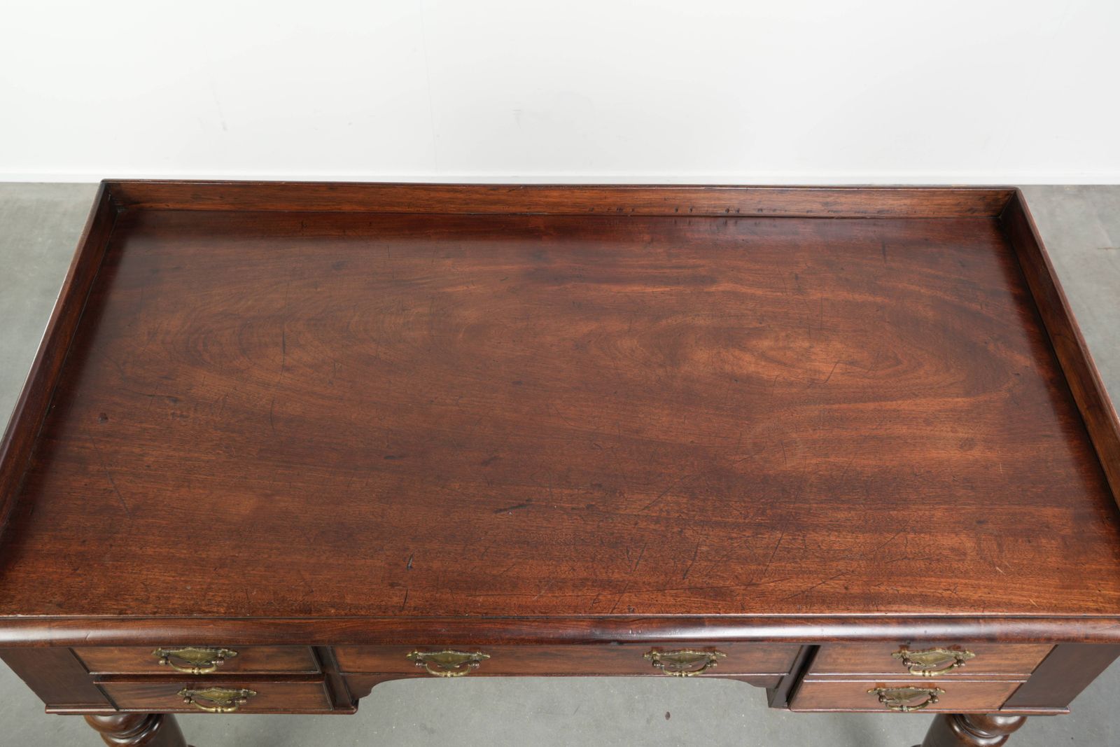 Elegante en praktische antieke Engelse bureau/schrijftafel/bijzettafel uit het midden van de 19e eeuw photo buy
