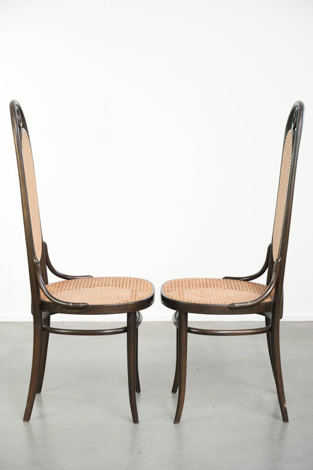 Set van 6 Vintage Thonet Long John Stoelen met Hoge Rug, Geweven Zitting en Rugleuning, en Sierlijk Gebogen Hout. photo for sale