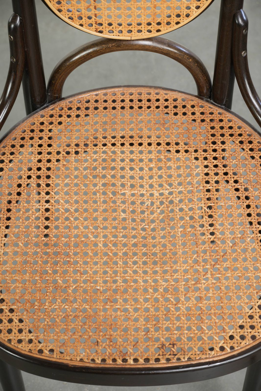 photo for sale Set van 6 Vintage Thonet Long John Stoelen met Hoge Rug, Geweven Zitting en Rugleuning, en Sierlijk Gebogen Hout.
