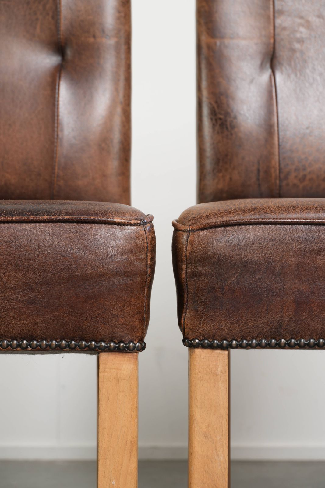 Meubels Set van 4 grote schapenvachten eetkamerstoelen in donker cognac met een Engelse uitstraling. photo
