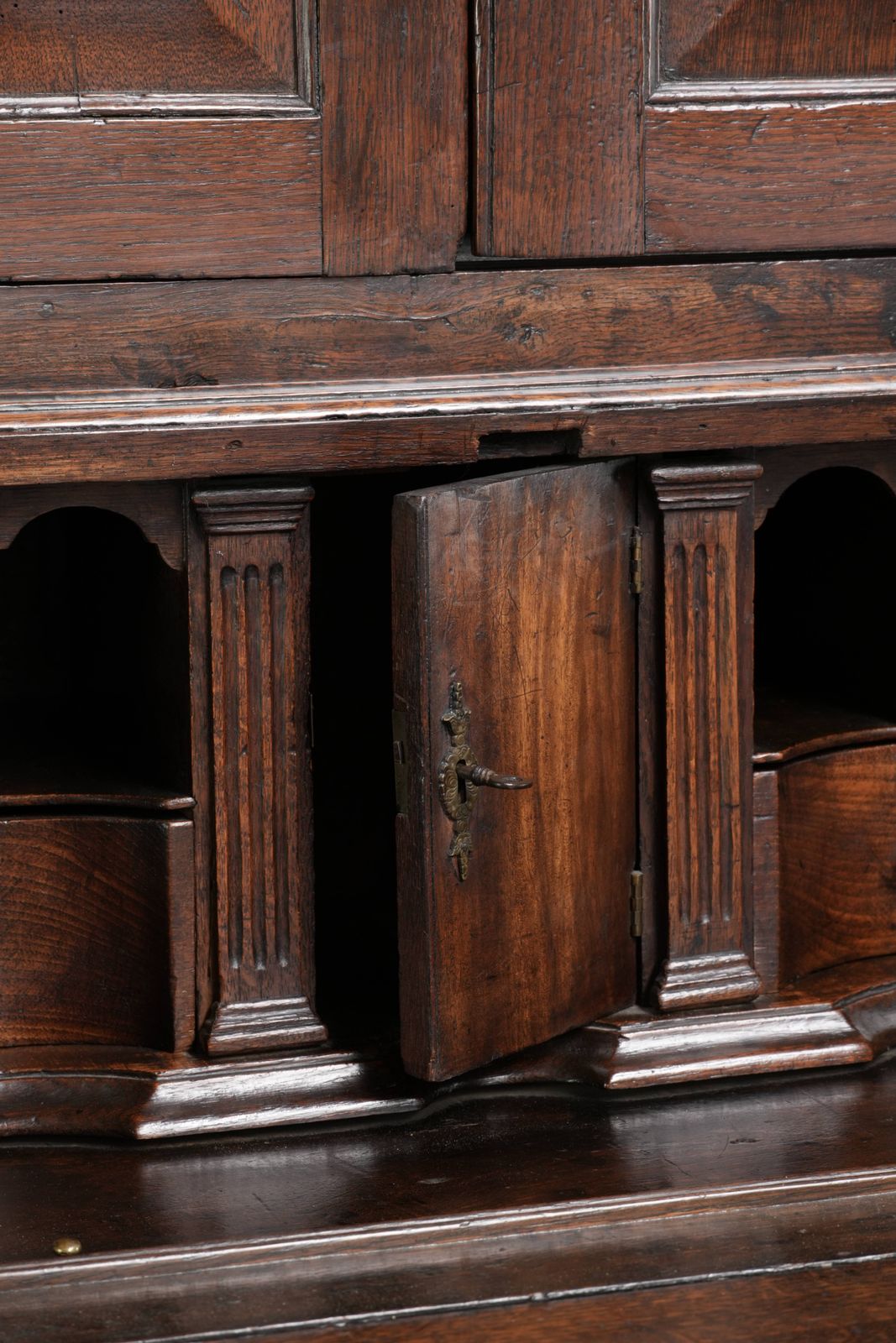 Zeer Fraai en Praktisch Antiek Engels Eikenhouten Secretaire uit de 18e Eeuw met Opzetkast/Boekenkast photo buy