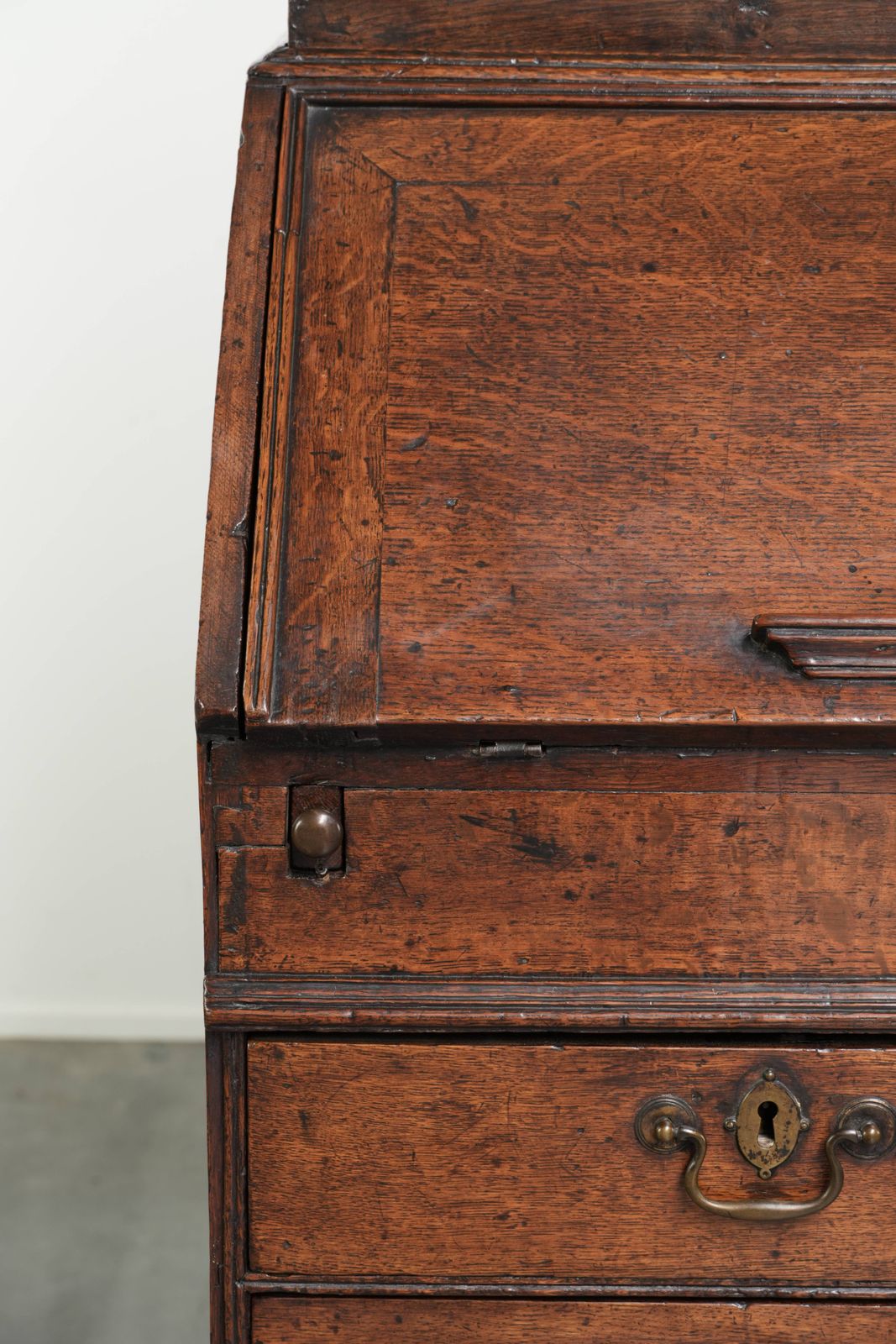 Meubels Zeer Fraai en Praktisch Antiek Engels Eikenhouten Secretaire uit de 18e Eeuw met Opzetkast/Boekenkast photo