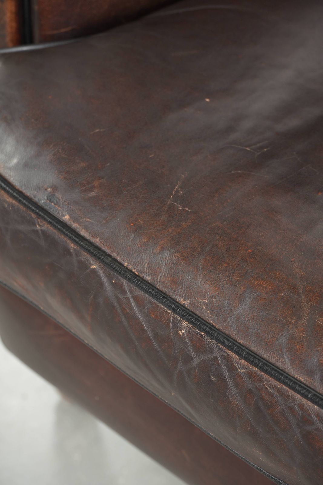 Meubels Donkere schapenleren club fauteuil met uniek ontwerp en aantrekkelijke patina in Engelse stijl. photo