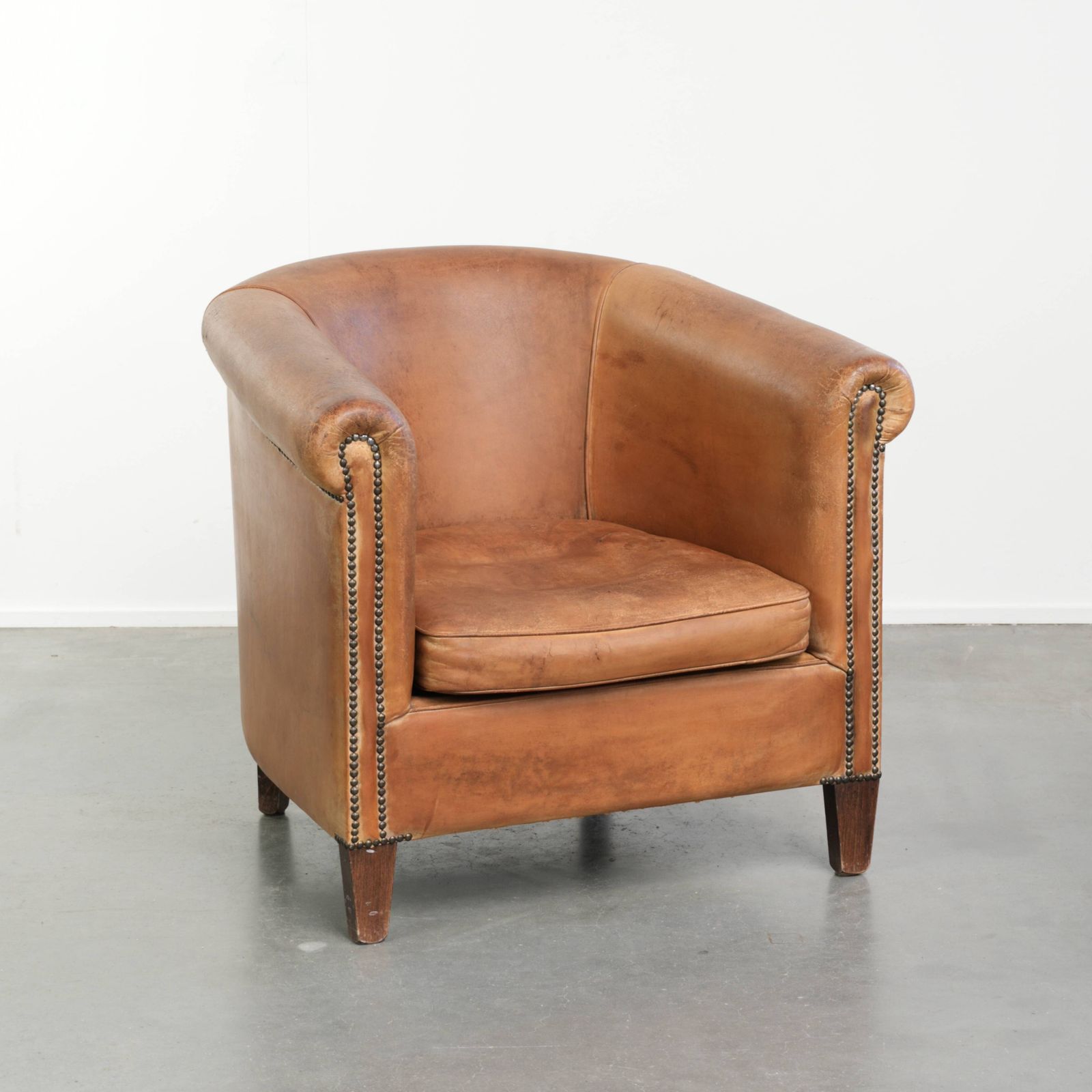 Vintage schapenleren club fauteuil in lichtcognac met patina en tijdloos design
