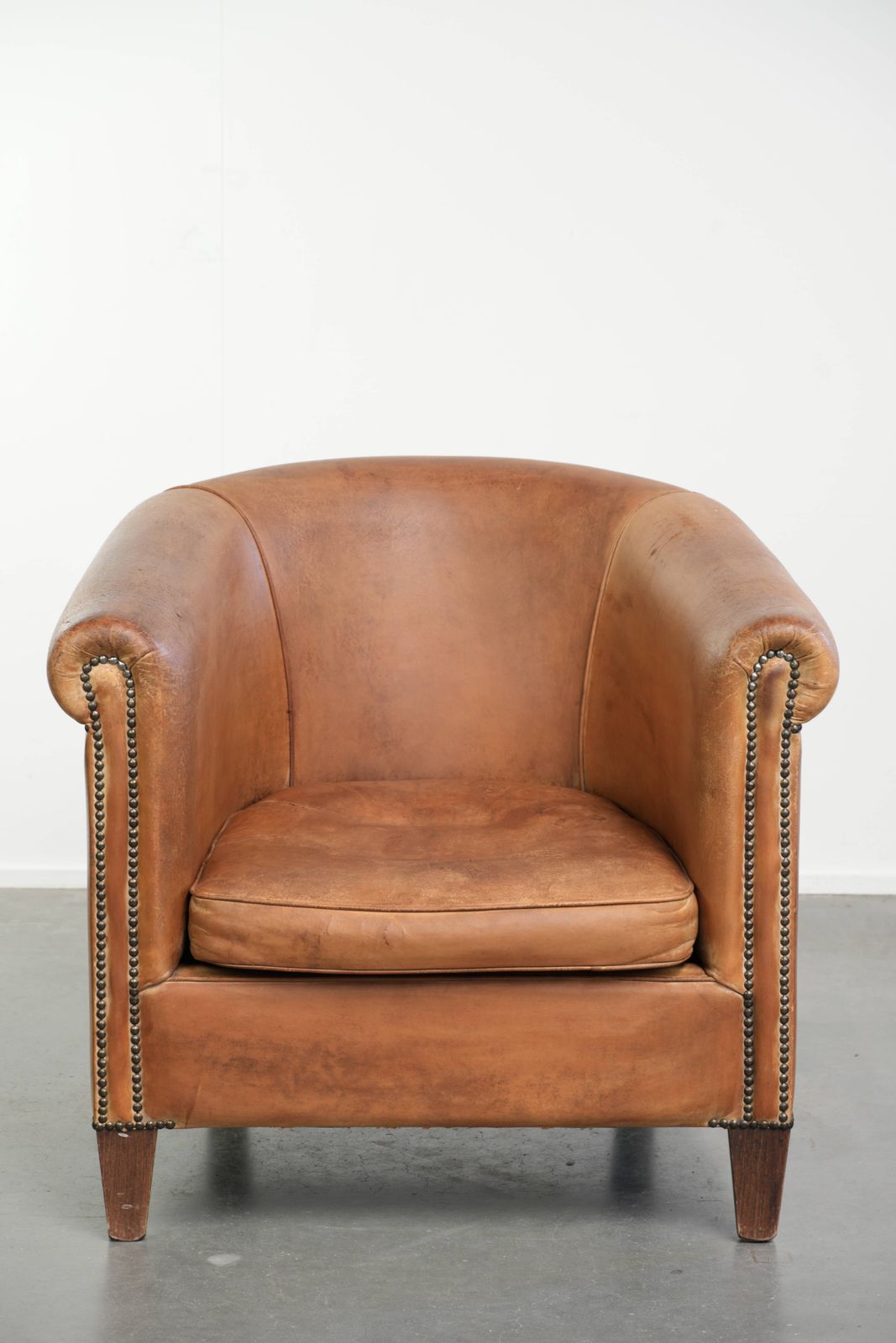 Vintage schapenleren club fauteuil in lichtcognac met patina en tijdloos design photo furniture