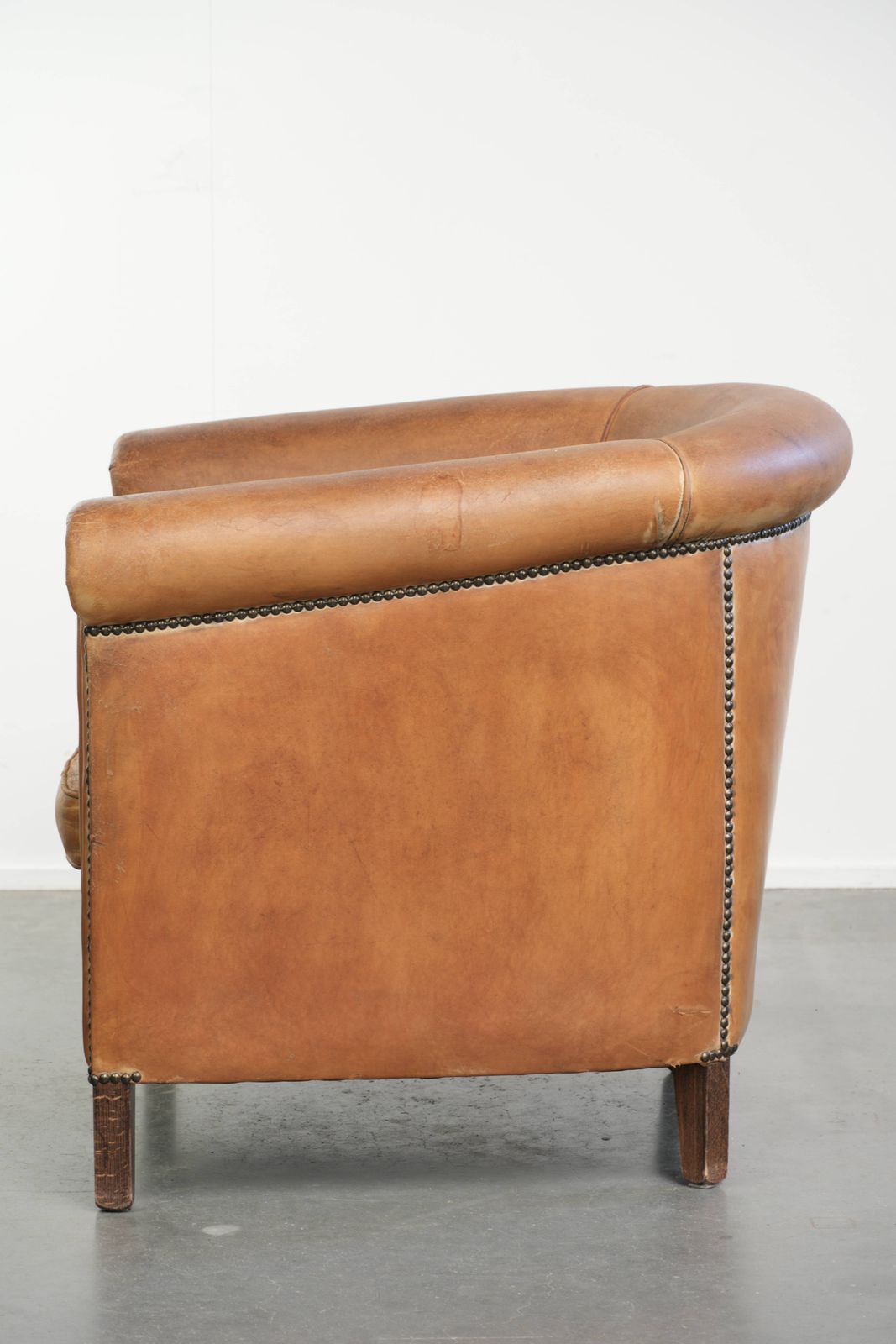 Vintage schapenleren club fauteuil in lichtcognac met patina en tijdloos design photo 692.0