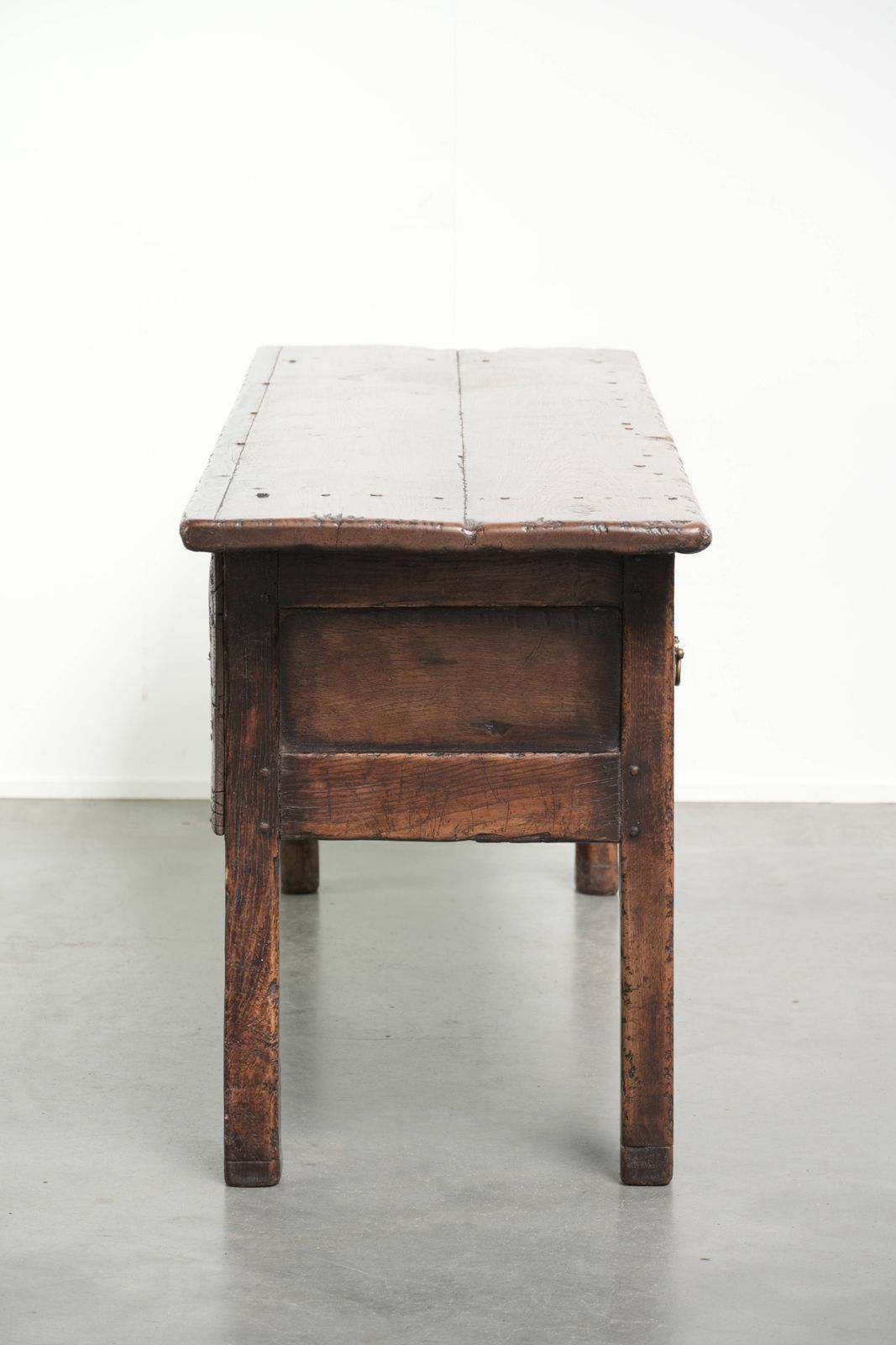 Robuust antiek dressoir in Engelse stijl, 19e eeuw, met landelijke uitstraling en mooie patina. photo Meubels