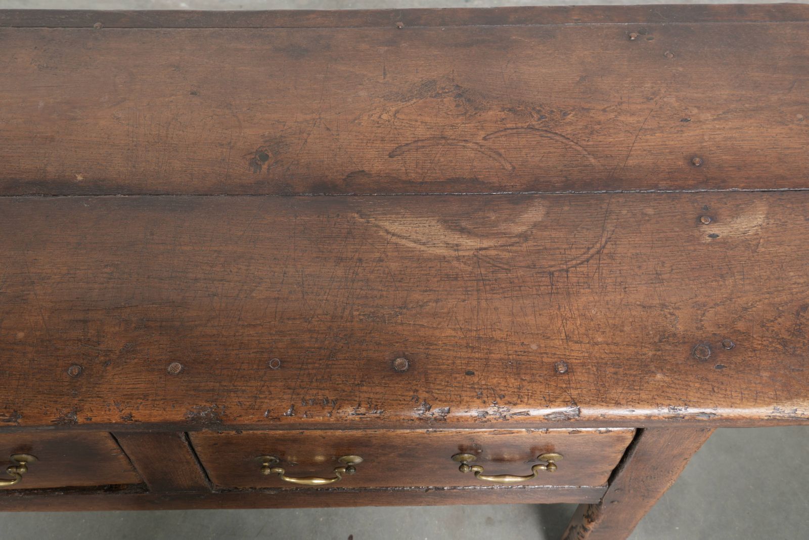 Robuust antiek dressoir in Engelse stijl, 19e eeuw, met landelijke uitstraling en mooie patina. photo vintage