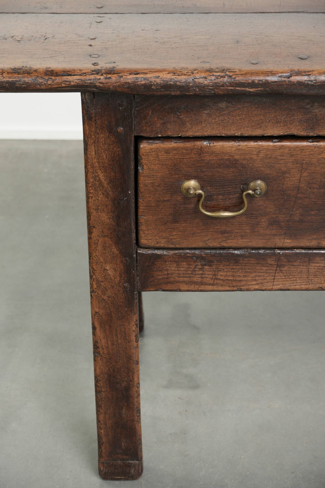 photo furniture Robuust antiek dressoir in Engelse stijl, 19e eeuw, met landelijke uitstraling en mooie patina.