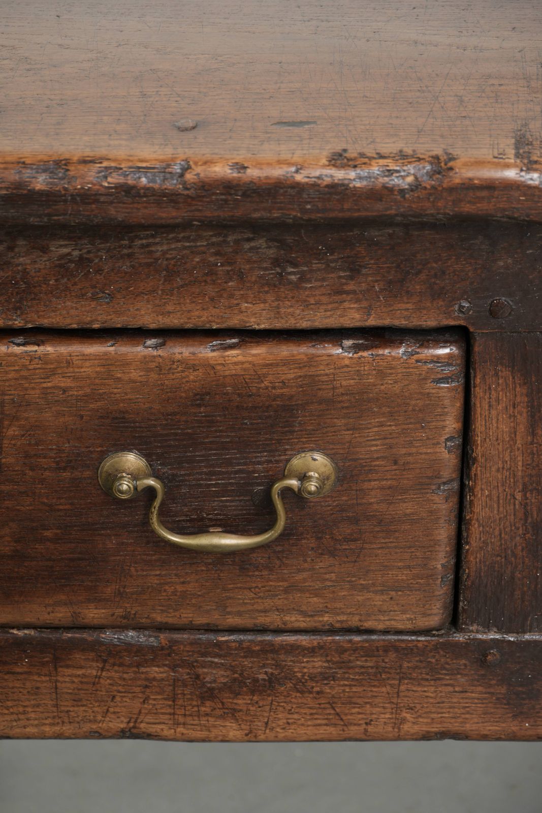 photo for sale Robuust antiek dressoir in Engelse stijl, 19e eeuw, met landelijke uitstraling en mooie patina.