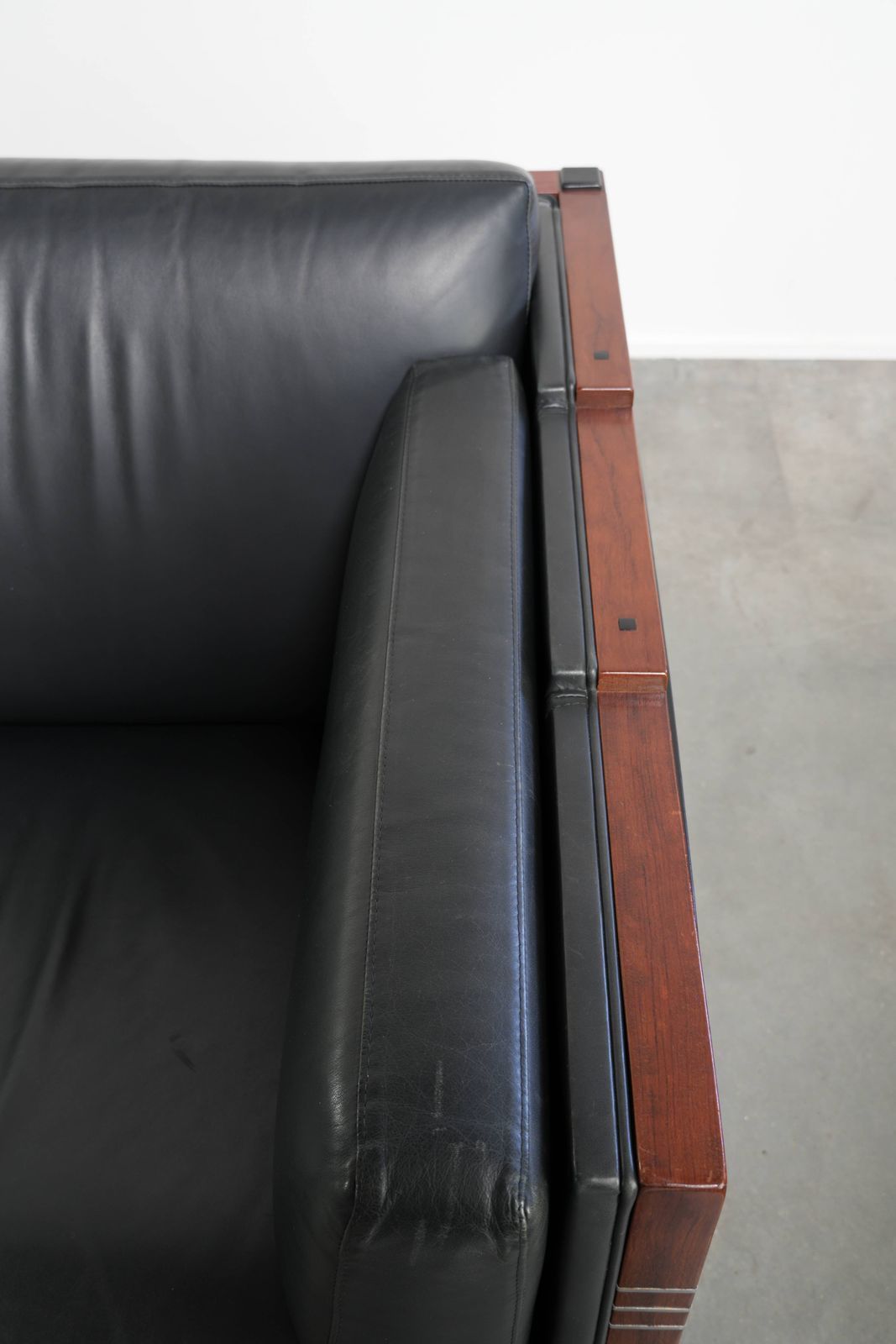 photo furniture Set van 2 driezitsbanken, zwart koeienleer en hout, art deco design, topkwaliteit