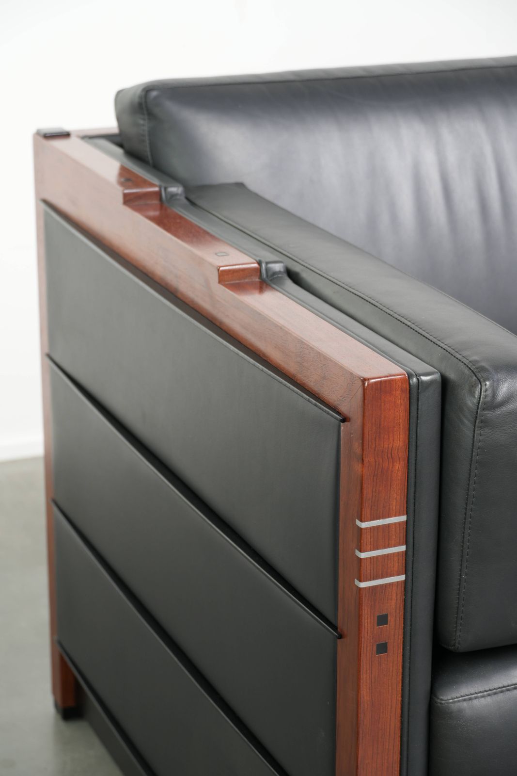 photo furniture Zeer fraaie 3-zits bank in zwart koeienleer, tijdloos art deco design.