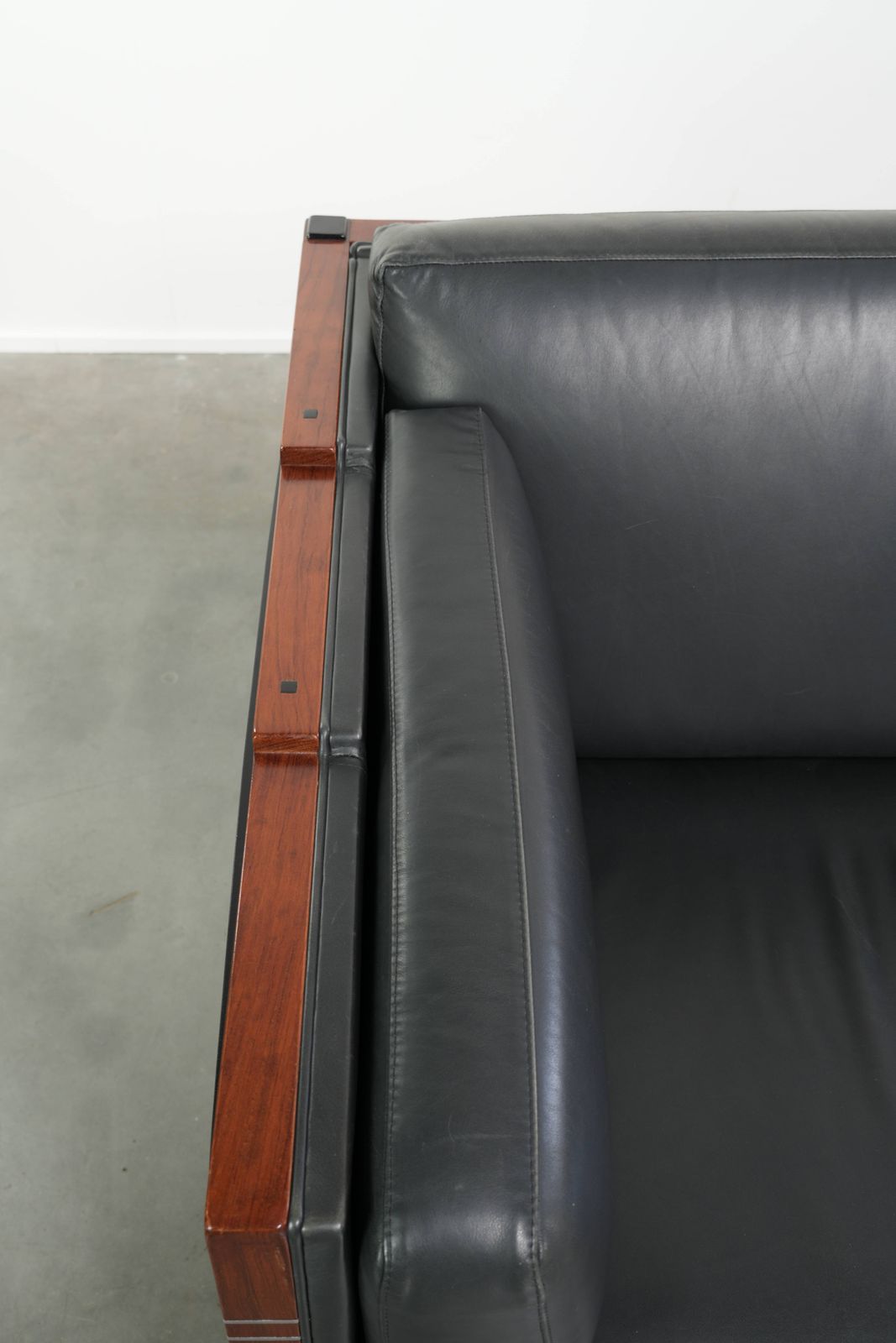 Tijdloze 3-zitsbank, art deco design, bekleed met zwart koeienleer en afgewerkt met houten details photo buy